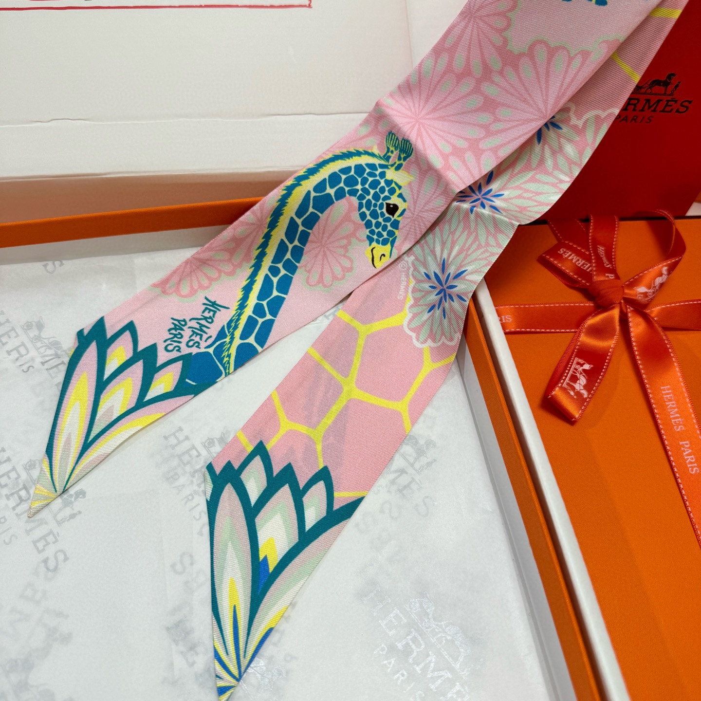 。爱马仕Hermes “美惠三女神”Twilly小丝巾
Twilly小丝巾（100%桑蚕丝）重磅18姆米