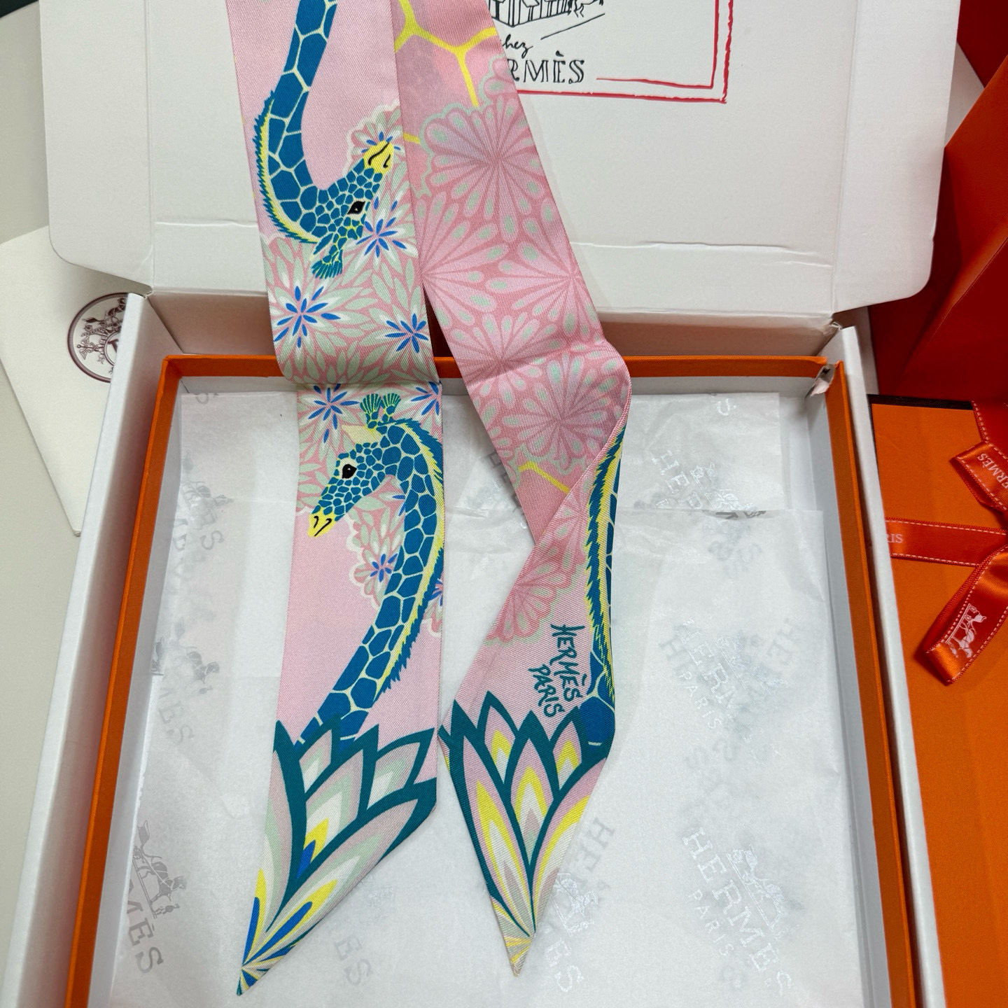 。爱马仕Hermes “美惠三女神”Twilly小丝巾
Twilly小丝巾（100%桑蚕丝）重磅18姆米