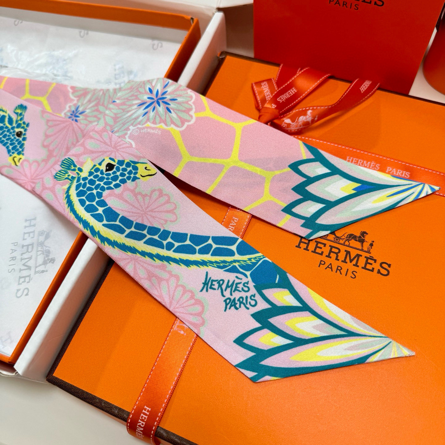 。爱马仕Hermes “美惠三女神”Twilly小丝巾
Twilly小丝巾（100%桑蚕丝）重磅18姆米
