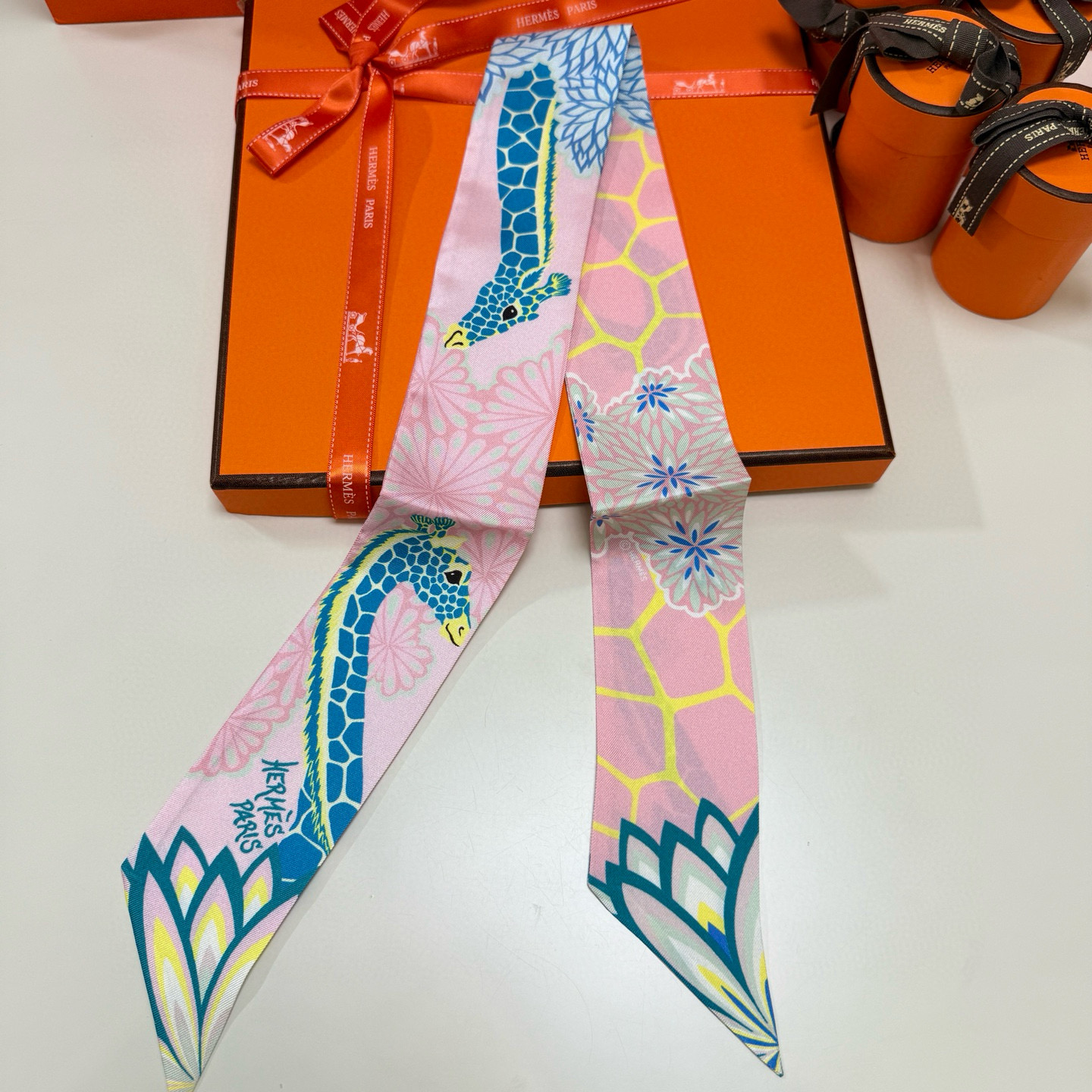 。爱马仕Hermes “美惠三女神”Twilly小丝巾
Twilly小丝巾（100%桑蚕丝）重磅18姆米