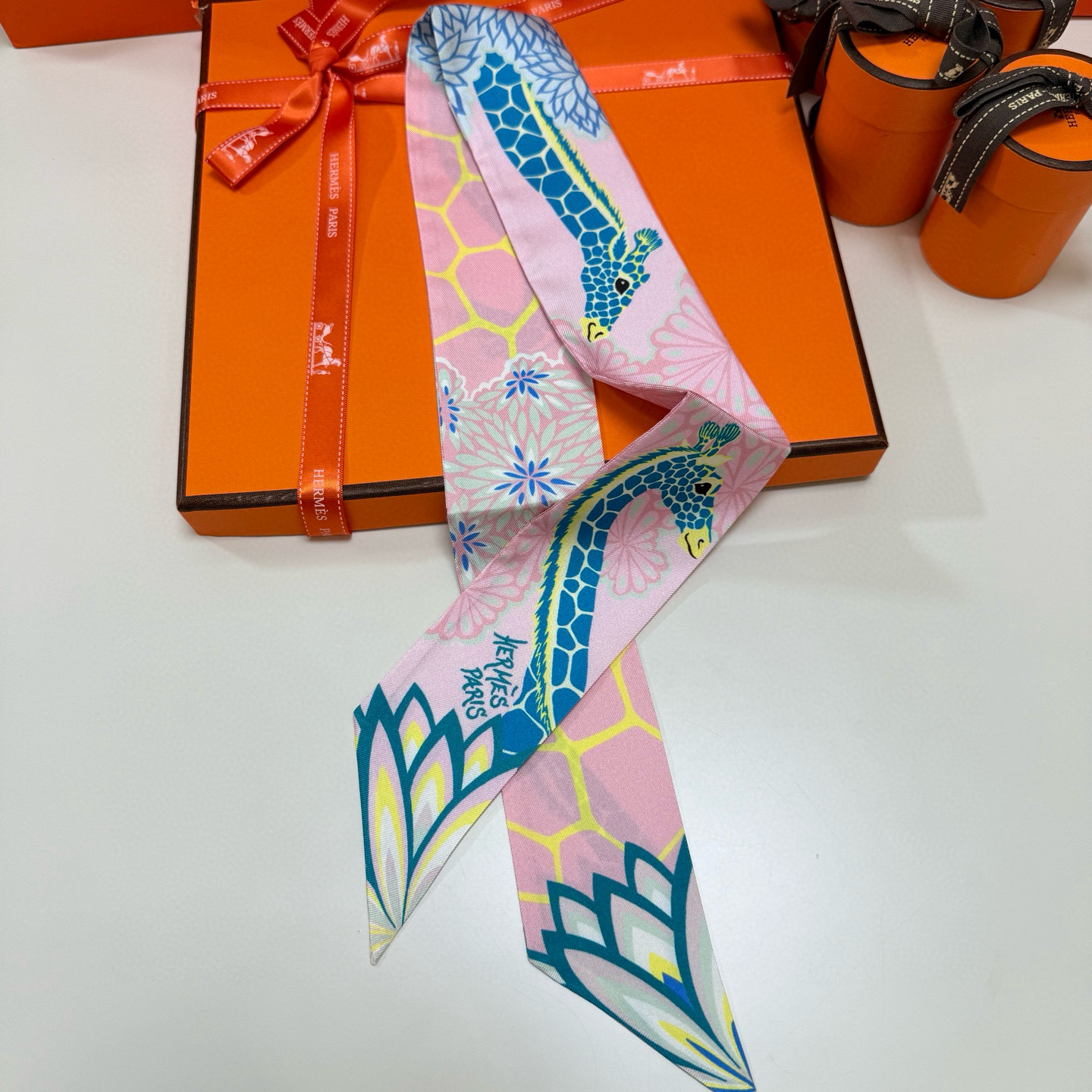 。爱马仕Hermes “美惠三女神”Twilly小丝巾
Twilly小丝巾（100%桑蚕丝）重磅18姆米