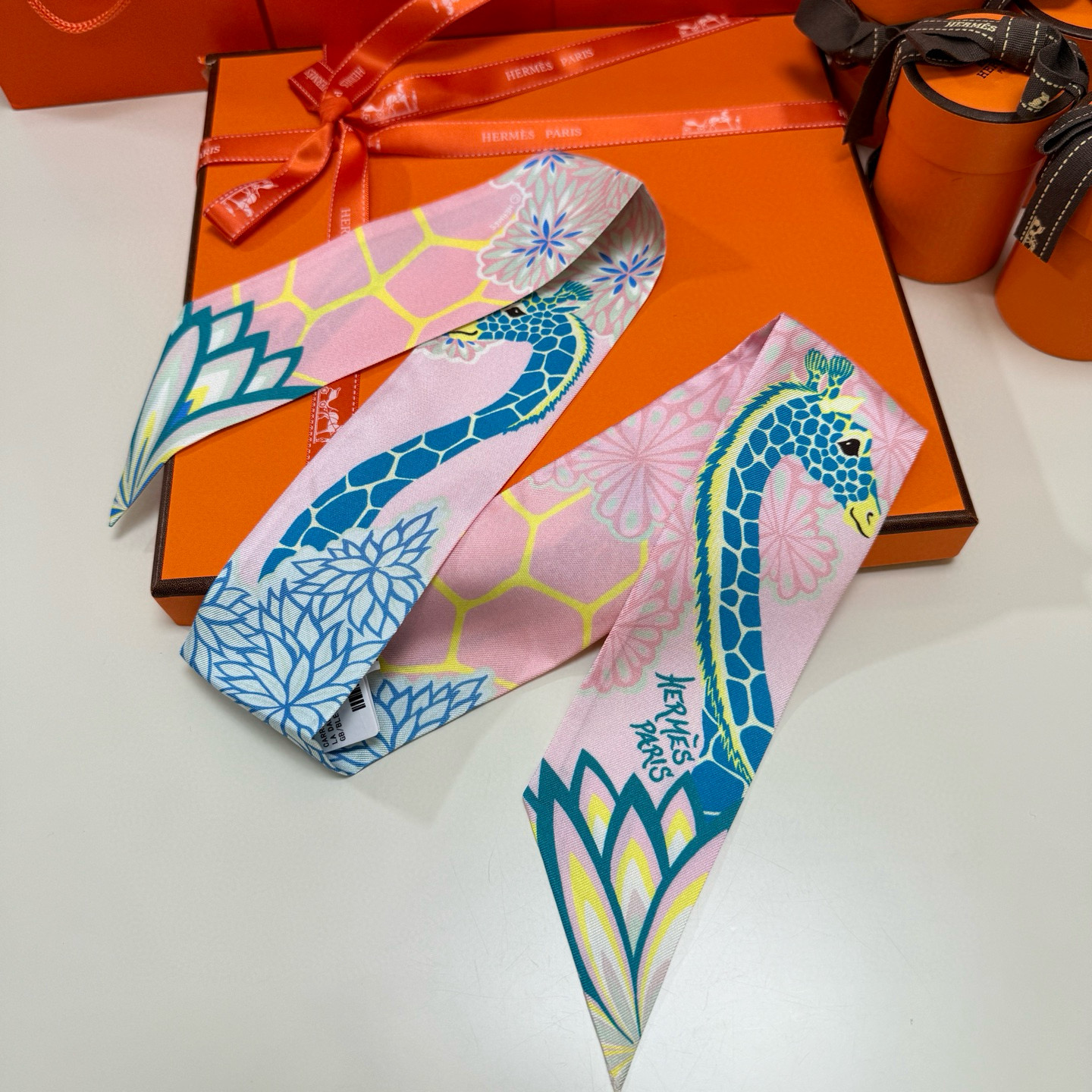 。爱马仕Hermes “美惠三女神”Twilly小丝巾
Twilly小丝巾（100%桑蚕丝）重磅18姆米