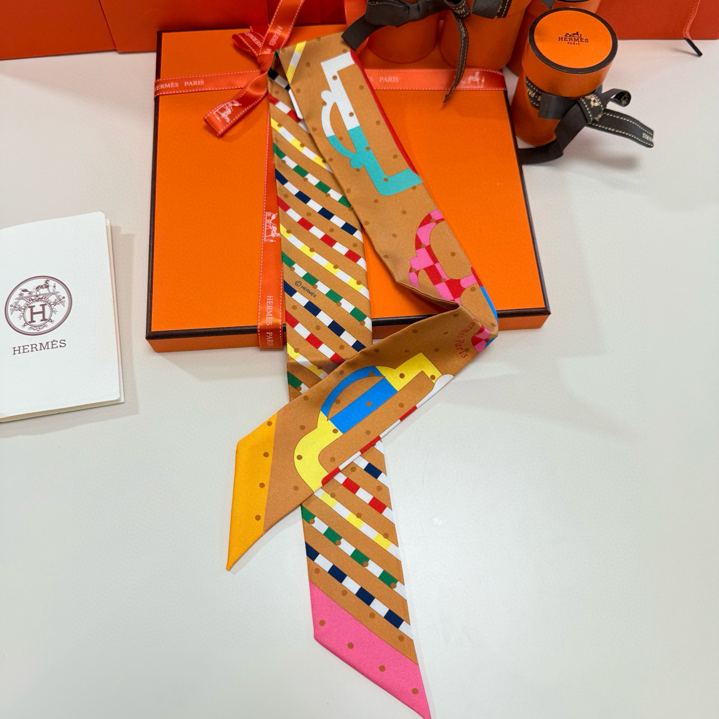 。爱马仕Hermes“摩登环扣包花绣”Twilly小丝巾
Twilly真丝缎带（100%桑蚕丝）。
这款
