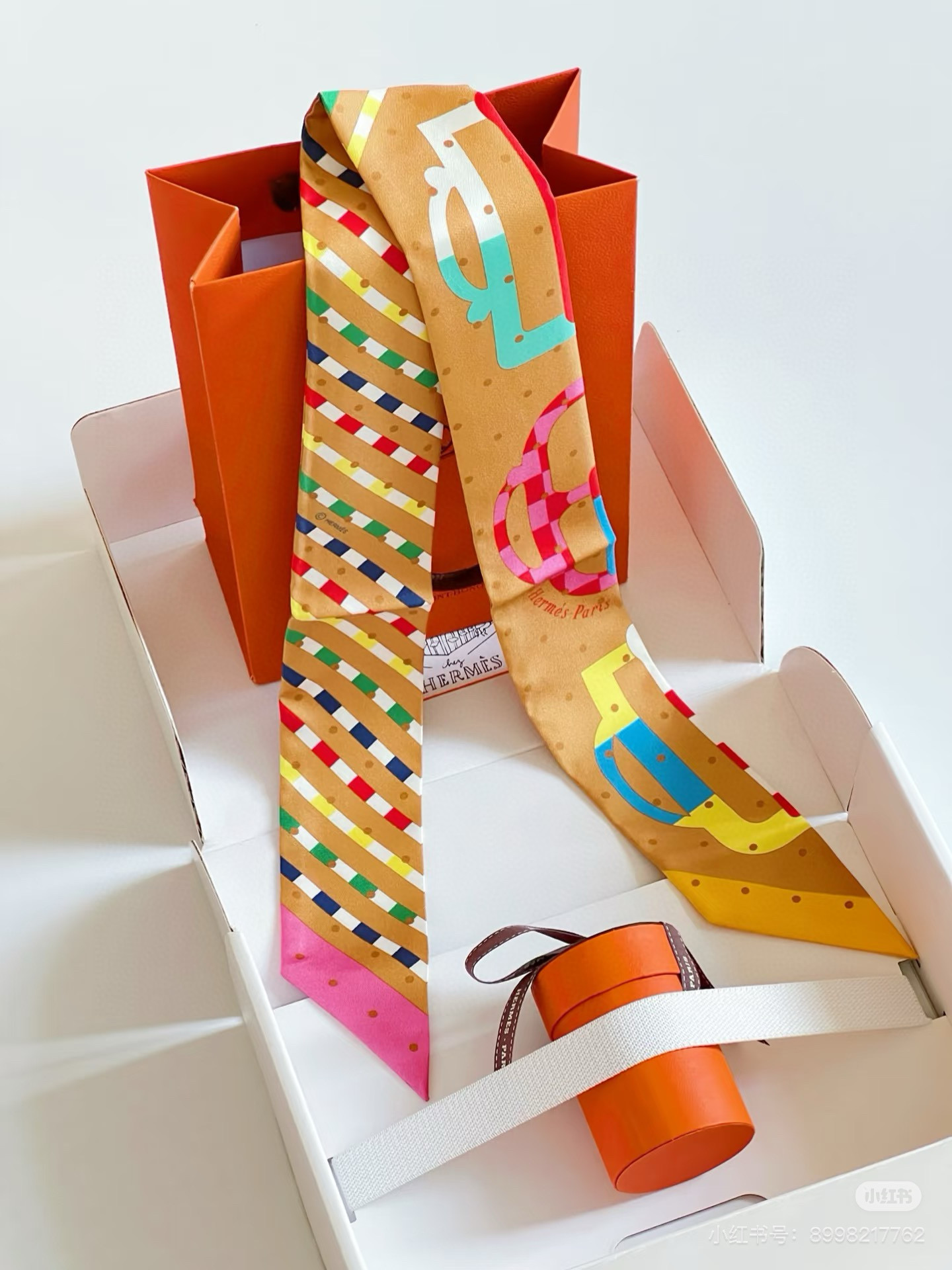 。爱马仕Hermes“摩登环扣包花绣”Twilly小丝巾
Twilly真丝缎带（100%桑蚕丝）。
这款