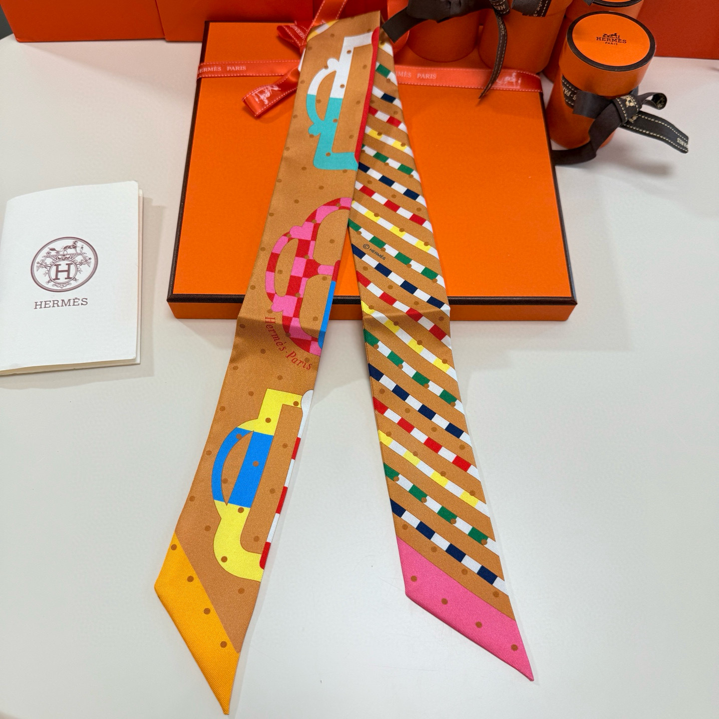 。爱马仕Hermes“摩登环扣包花绣”Twilly小丝巾
Twilly真丝缎带（100%桑蚕丝）。
这款