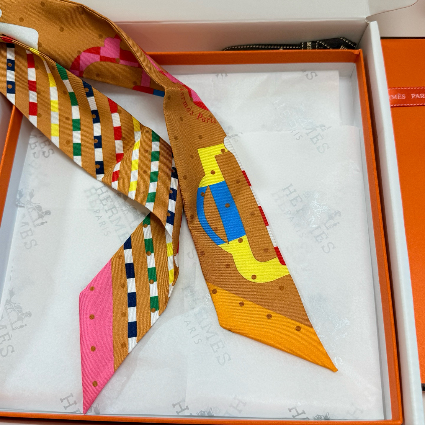 。爱马仕Hermes“摩登环扣包花绣”Twilly小丝巾
Twilly真丝缎带（100%桑蚕丝）。
这款
