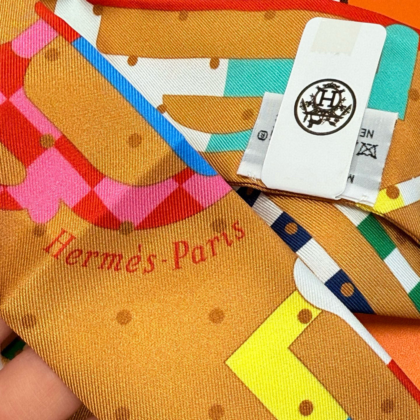 。爱马仕Hermes“摩登环扣包花绣”Twilly小丝巾
Twilly真丝缎带（100%桑蚕丝）。
这款