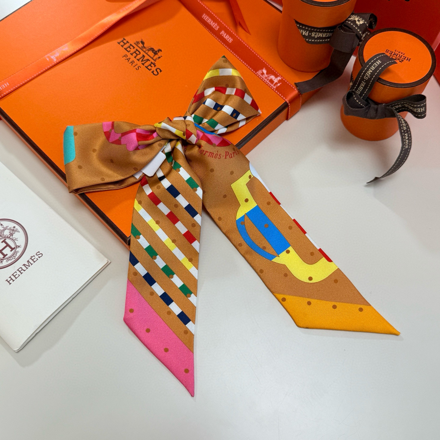 。爱马仕Hermes“摩登环扣包花绣”Twilly小丝巾
Twilly真丝缎带（100%桑蚕丝）。
这款