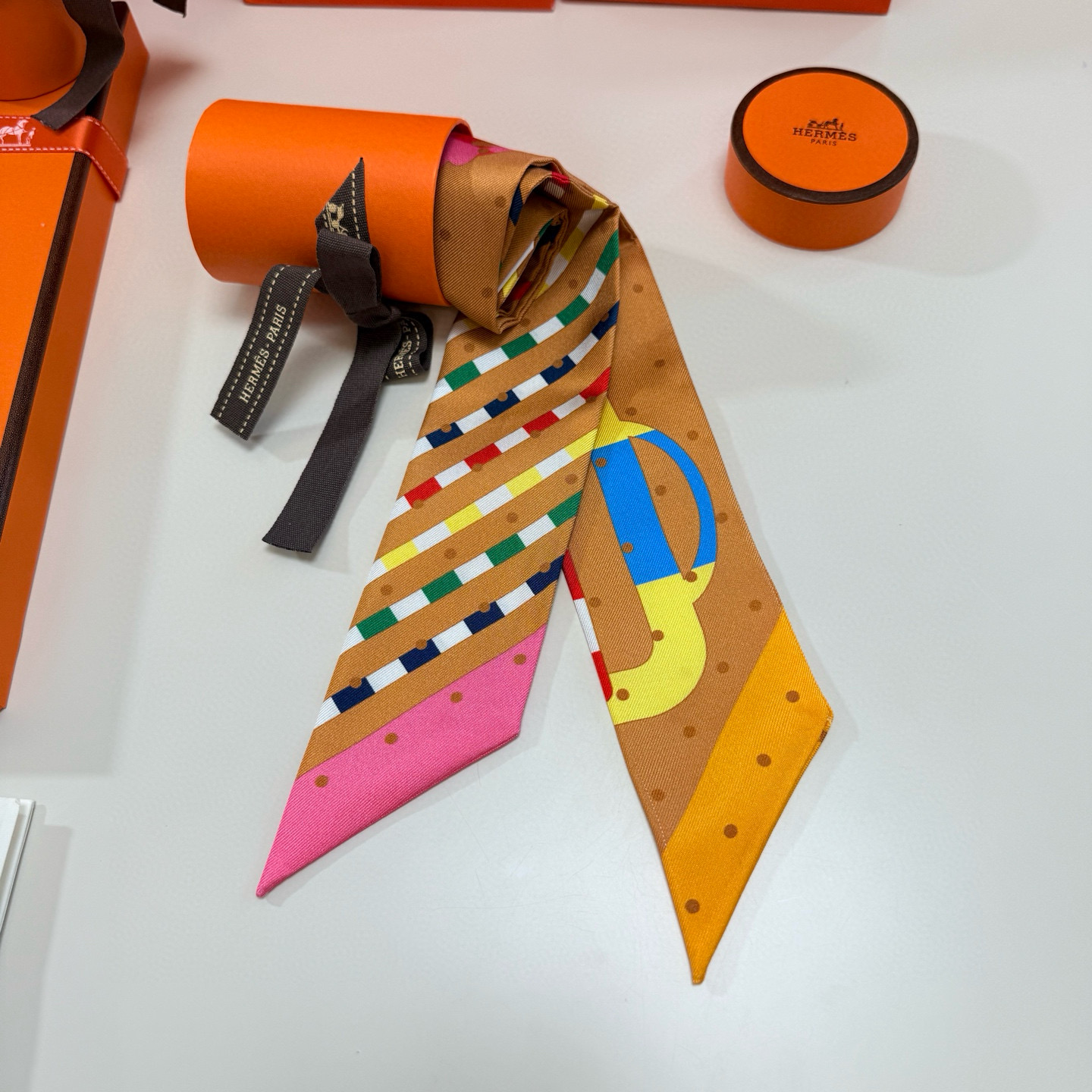 。爱马仕Hermes“摩登环扣包花绣”Twilly小丝巾
Twilly真丝缎带（100%桑蚕丝）。
这款