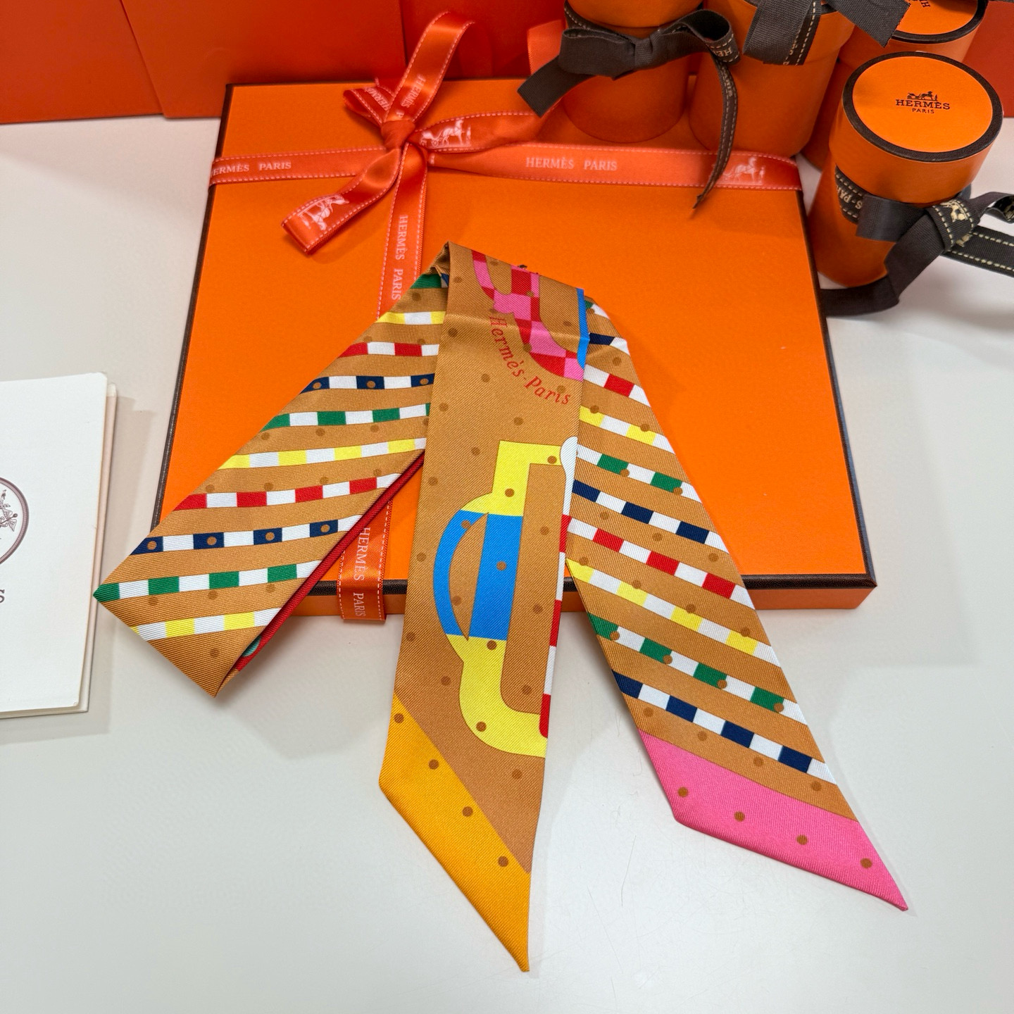 。爱马仕Hermes“摩登环扣包花绣”Twilly小丝巾
Twilly真丝缎带（100%桑蚕丝）。
这款