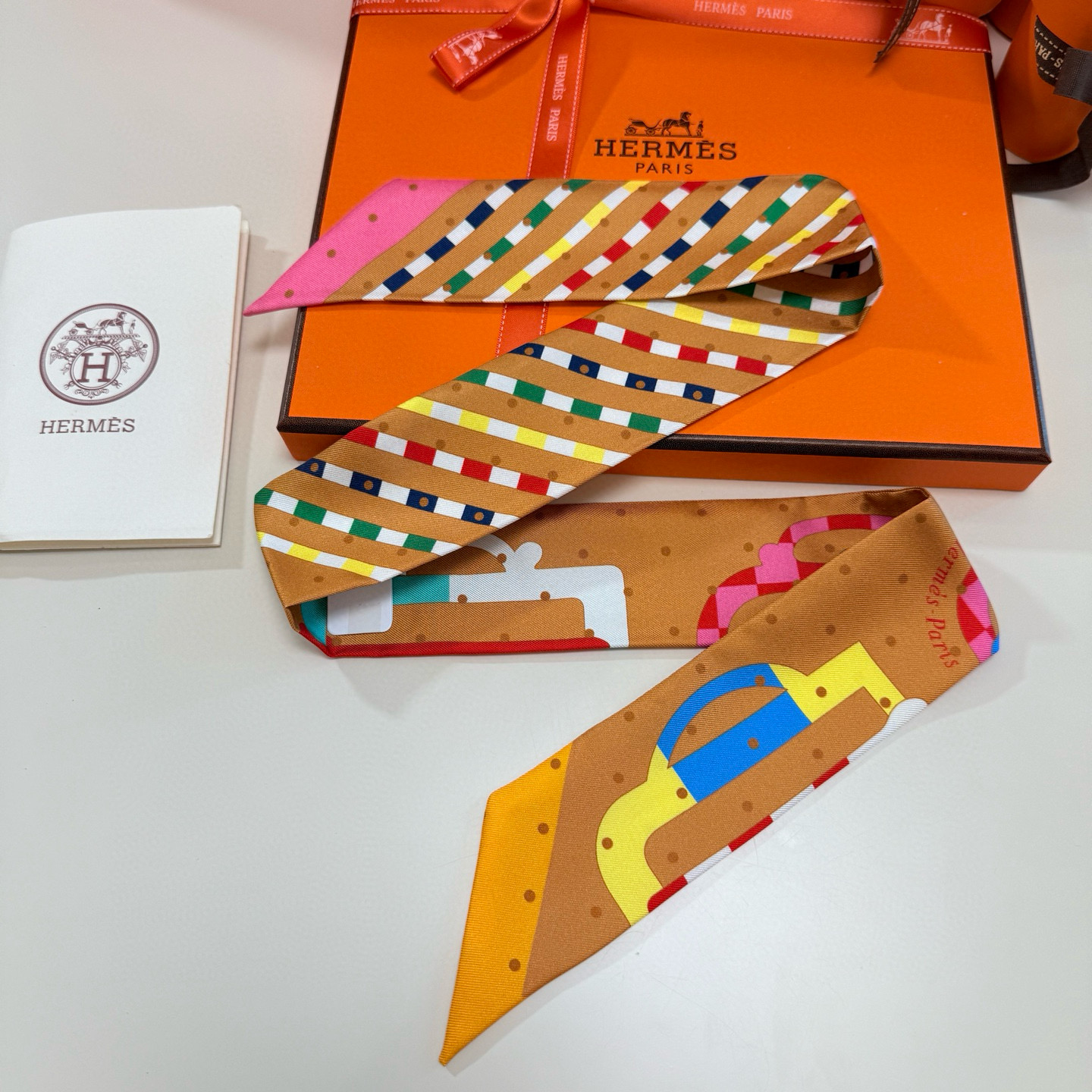 。爱马仕Hermes“摩登环扣包花绣”Twilly小丝巾
Twilly真丝缎带（100%桑蚕丝）。
这款
