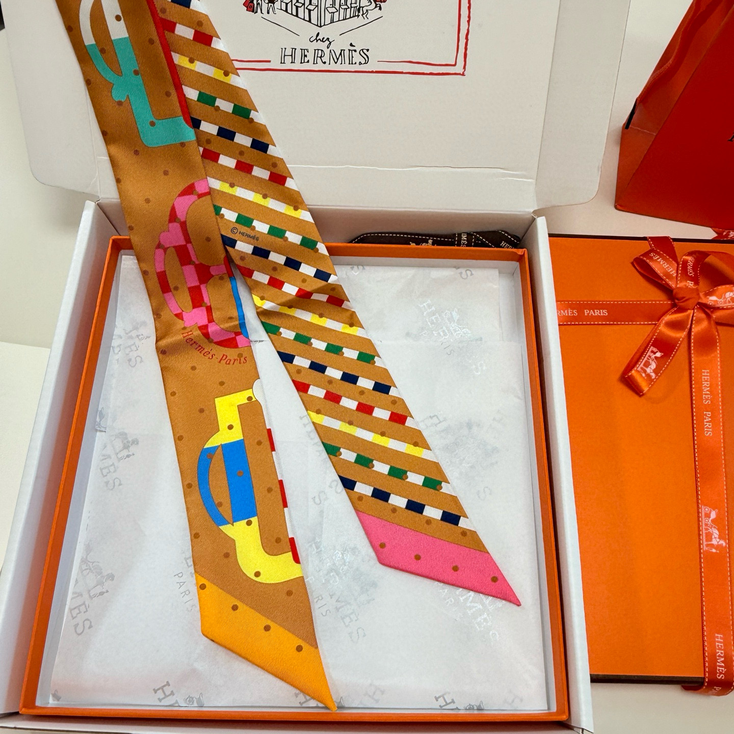 。爱马仕Hermes“摩登环扣包花绣”Twilly小丝巾
Twilly真丝缎带（100%桑蚕丝）。
这款