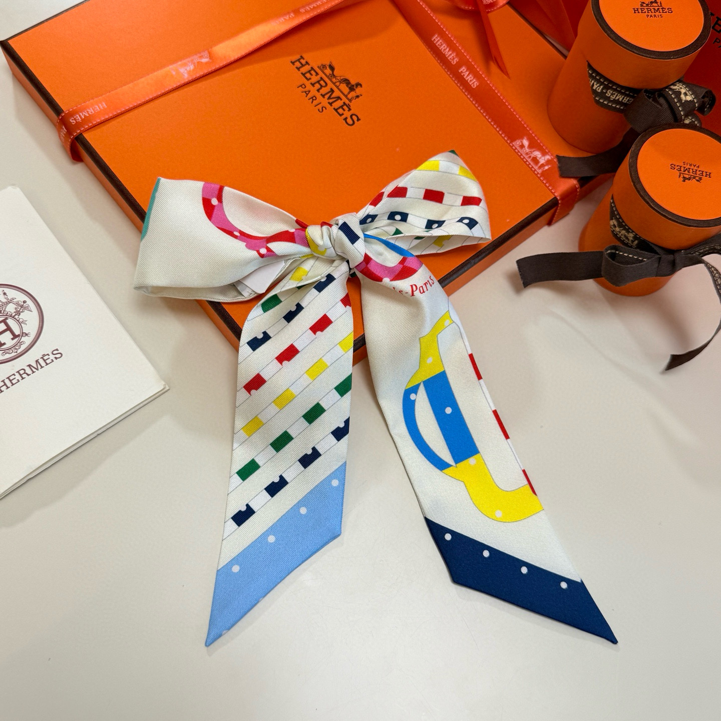 。爱马仕Hermes“摩登环扣包花绣”Twilly小丝巾
Twilly真丝缎带（100%桑蚕丝）。
这款