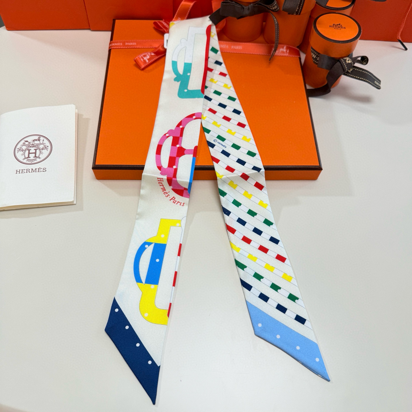 。爱马仕Hermes“摩登环扣包花绣”Twilly小丝巾
Twilly真丝缎带（100%桑蚕丝）。
这款