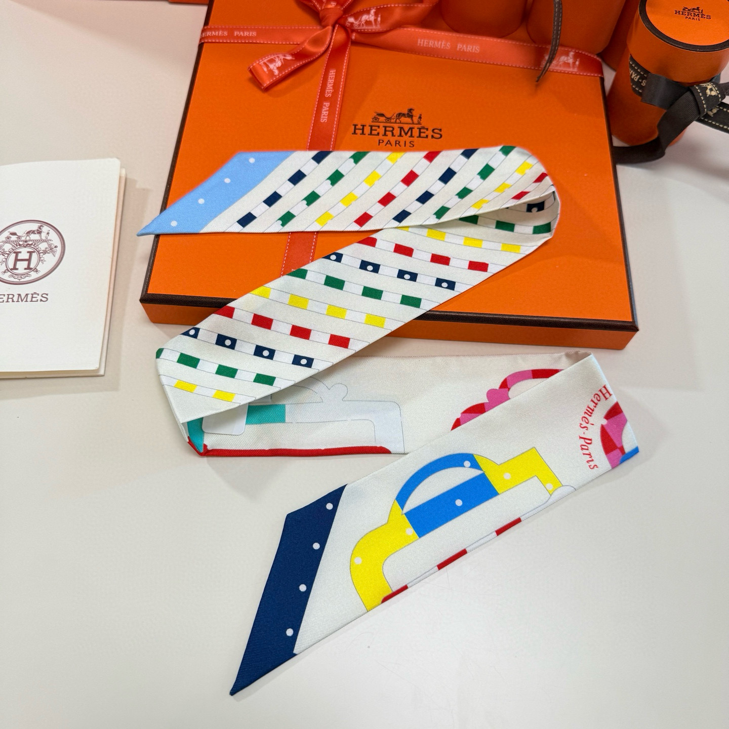 。爱马仕Hermes“摩登环扣包花绣”Twilly小丝巾
Twilly真丝缎带（100%桑蚕丝）。
这款