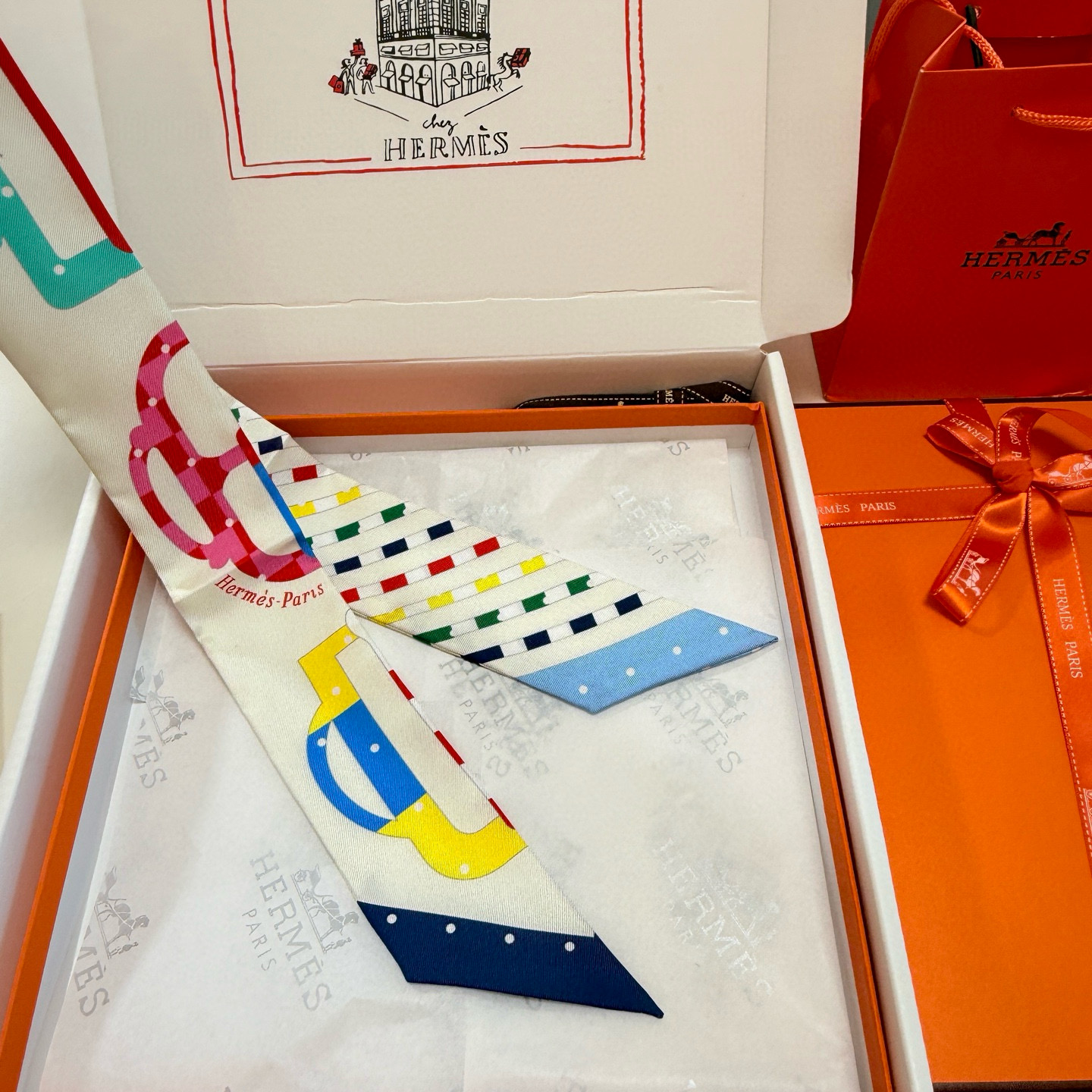 。爱马仕Hermes“摩登环扣包花绣”Twilly小丝巾
Twilly真丝缎带（100%桑蚕丝）。
这款