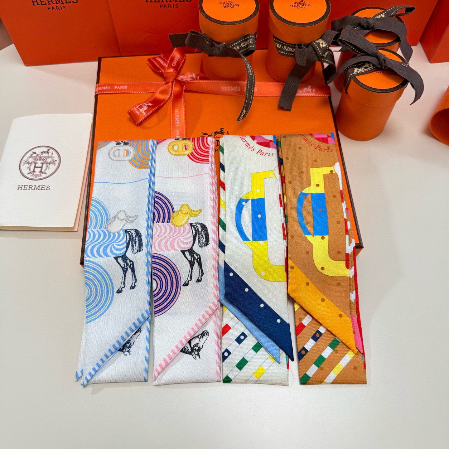 。爱马仕Hermes“摩登环扣包花绣”Twilly小丝巾
Twilly真丝缎带（100%桑蚕丝）。
这款