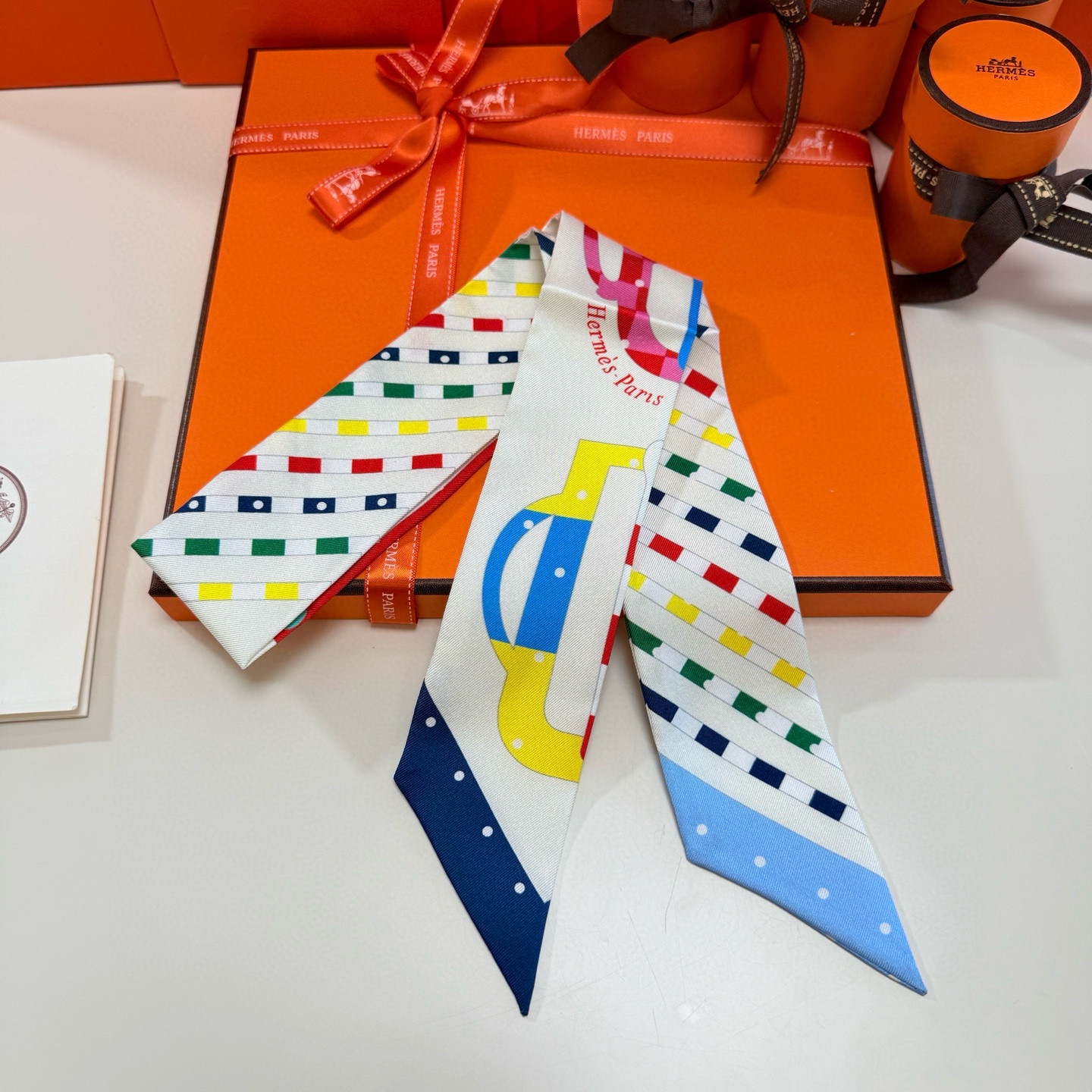 。爱马仕Hermes“摩登环扣包花绣”Twilly小丝巾
Twilly真丝缎带（100%桑蚕丝）。
这款