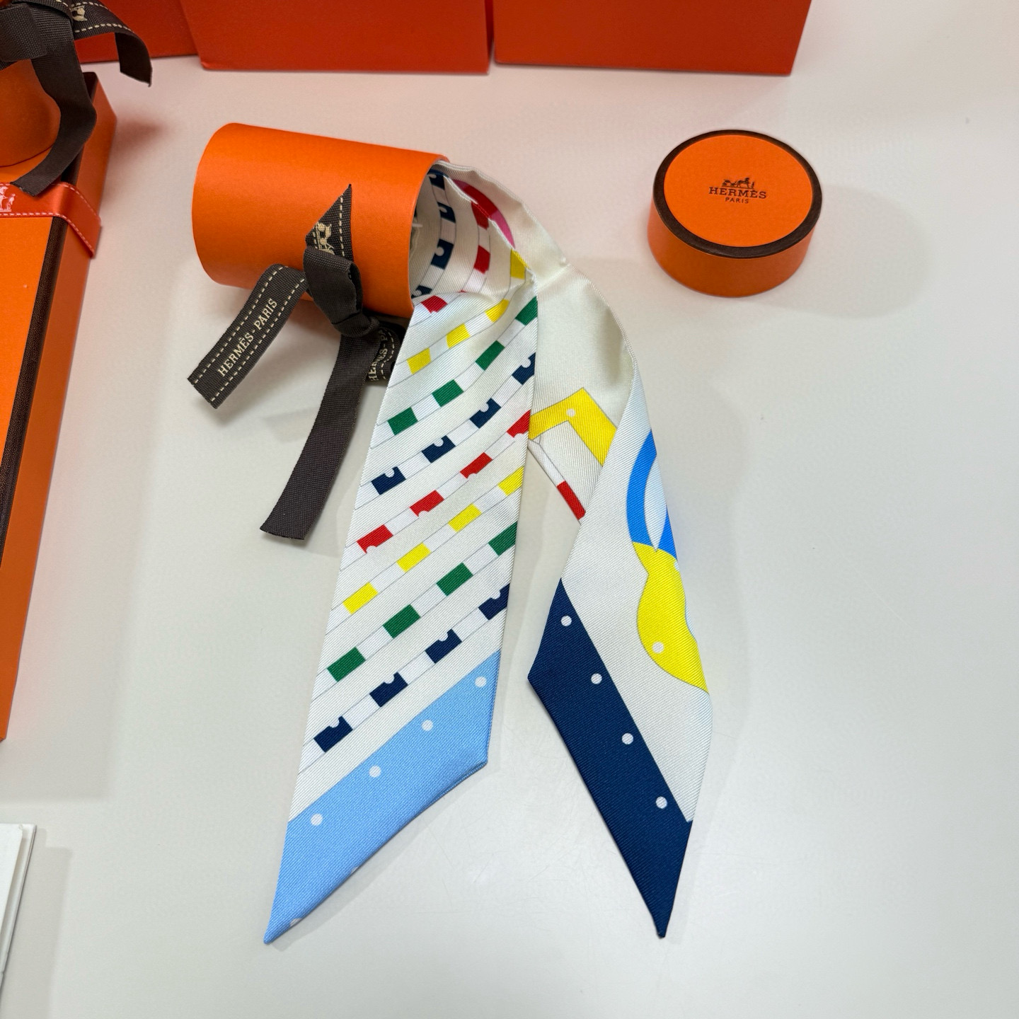 。爱马仕Hermes“摩登环扣包花绣”Twilly小丝巾
Twilly真丝缎带（100%桑蚕丝）。
这款