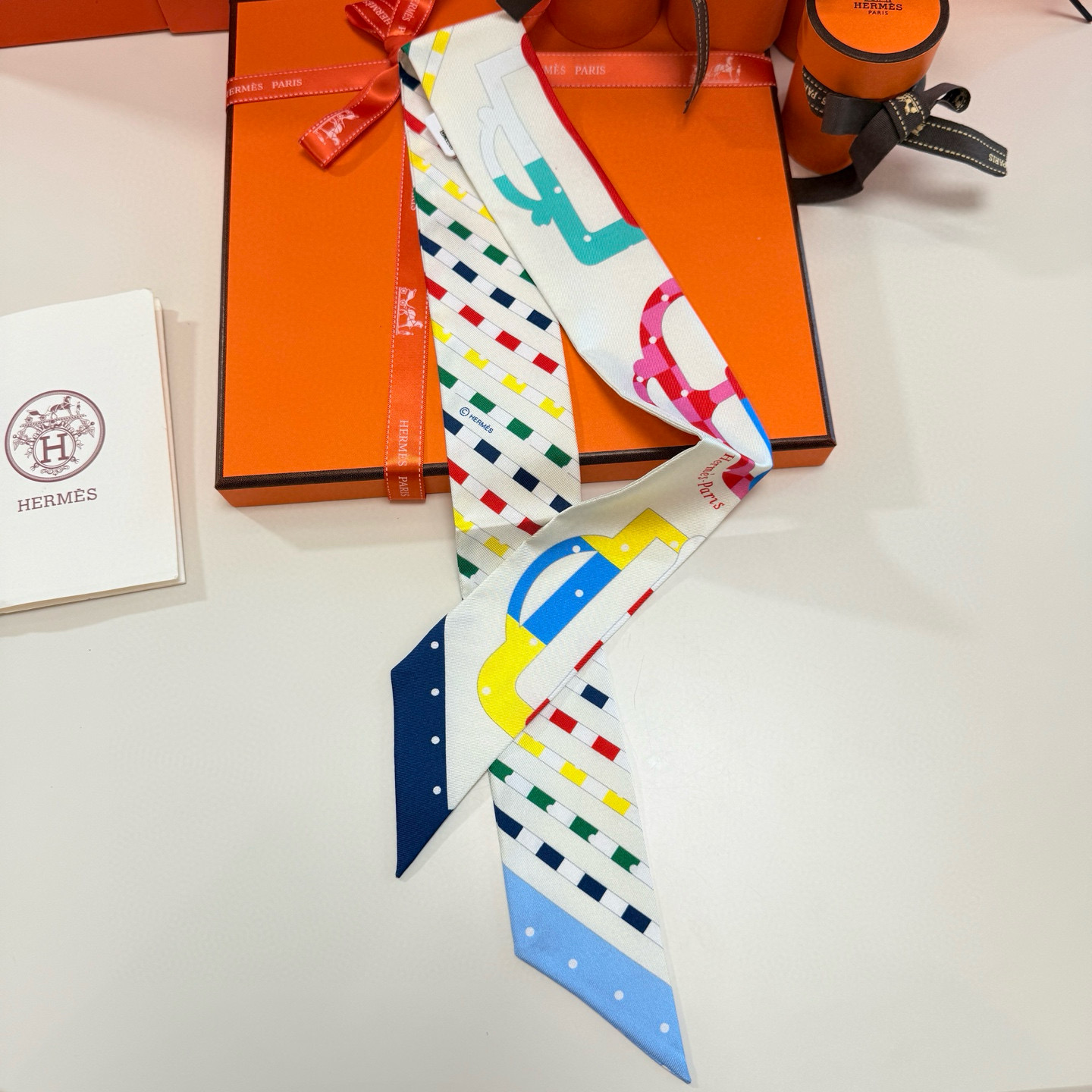 。爱马仕Hermes“摩登环扣包花绣”Twilly小丝巾
Twilly真丝缎带（100%桑蚕丝）。
这款