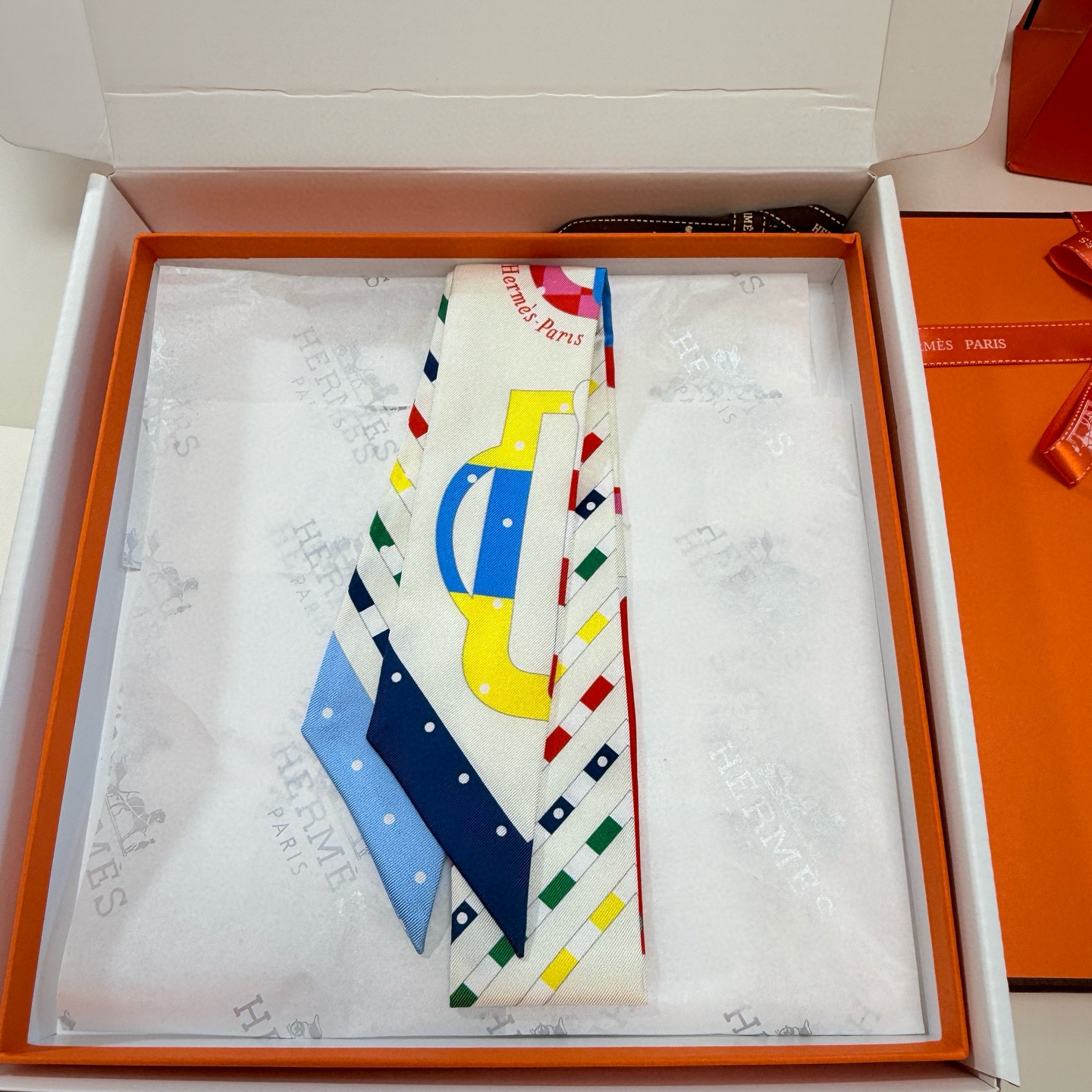 。爱马仕Hermes“摩登环扣包花绣”Twilly小丝巾
Twilly真丝缎带（100%桑蚕丝）。
这款