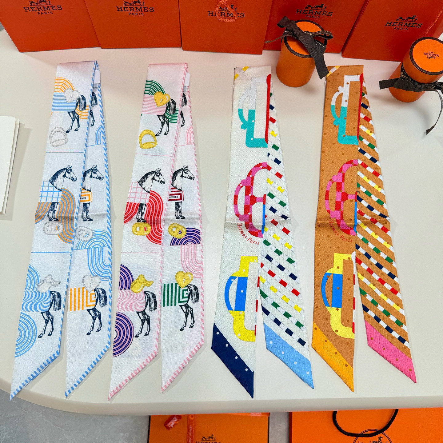 。爱马仕Hermes“摩登环扣包花绣”Twilly小丝巾
Twilly真丝缎带（100%桑蚕丝）。
这款