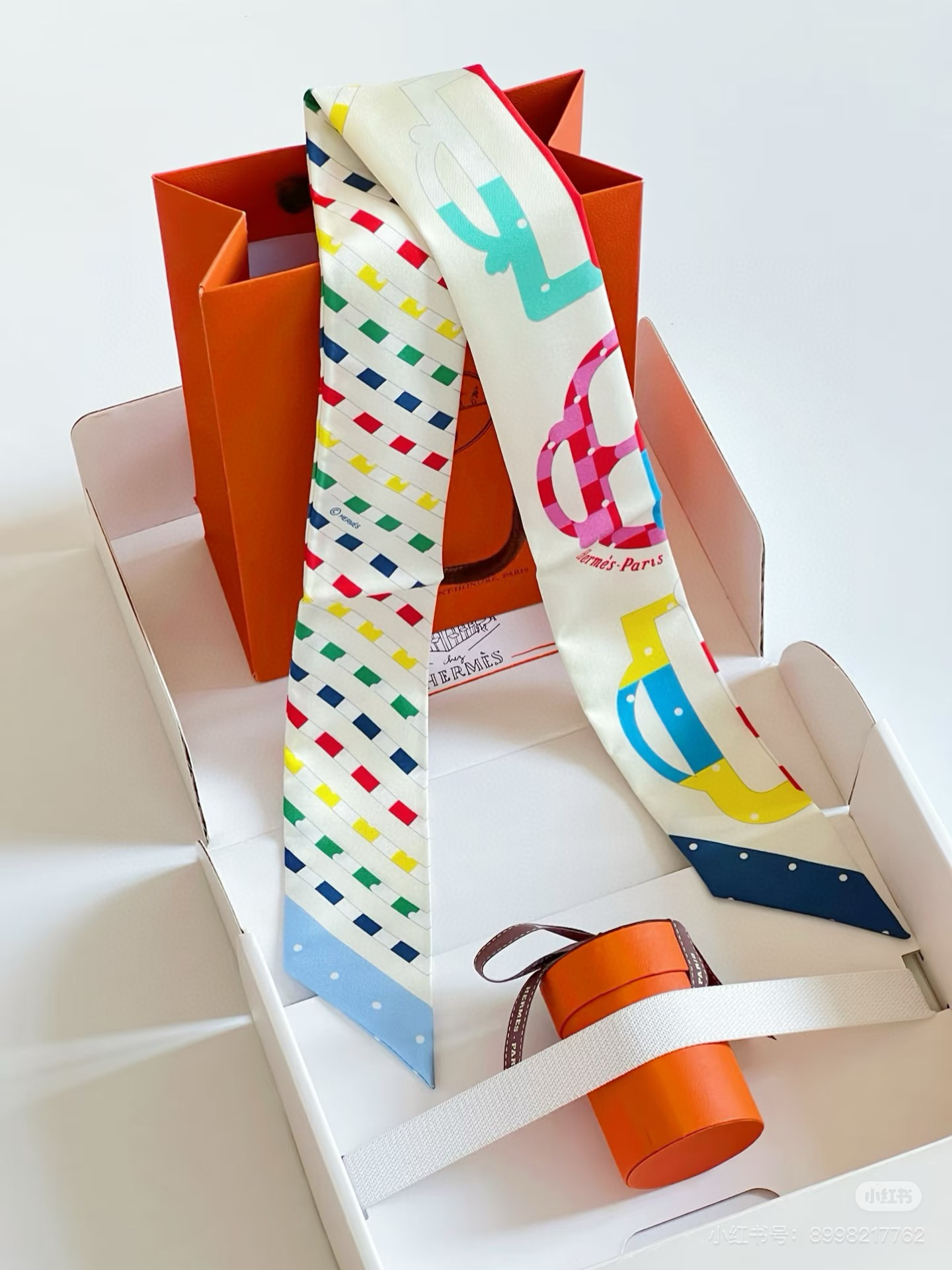。爱马仕Hermes“摩登环扣包花绣”Twilly小丝巾
Twilly真丝缎带（100%桑蚕丝）。
这款