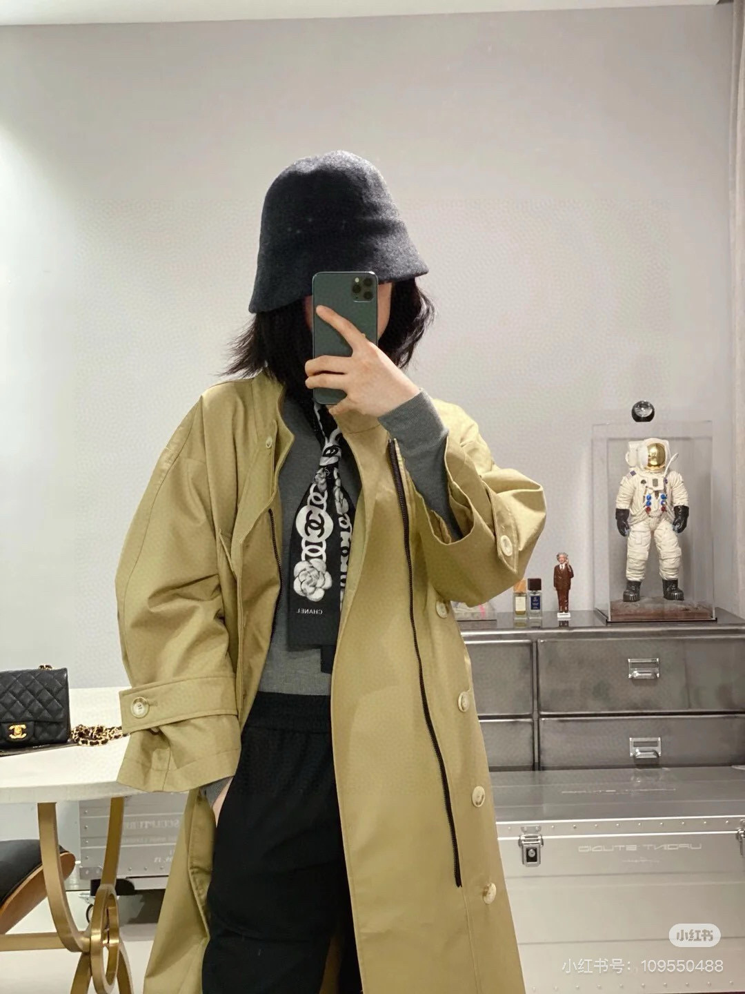 。 香奈儿twilly 茶花飘带 小香新出的twilly丝带颇为经典：气质稳重，正面是醒目的小香logo