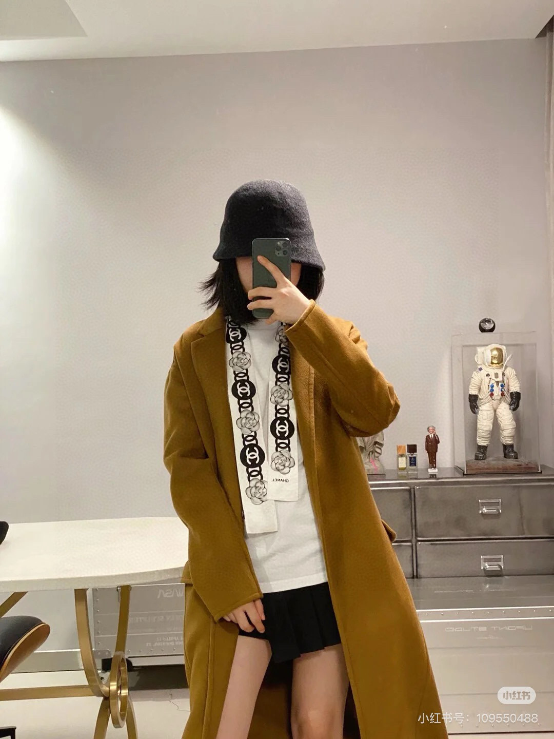 。 香奈儿twilly 茶花飘带 小香新出的twilly丝带颇为经典：气质稳重，正面是醒目的小香logo