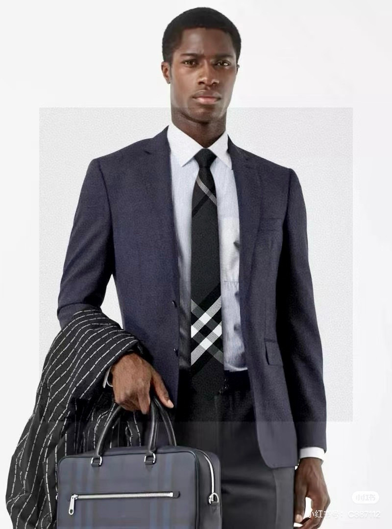 NO:372600,Burberry counter synchronous tie Burberry is a rare ideal choice for showing exquisite handcraftsmanship and fashion elegance. This silk tie made of B's ​​most iconic Vintage plaid and horse label is more elegant in the same tone technique. This allows men to fully demonstrate their personality. Top jacquard silk handmade customization ties, tie, burberry, real silk, ties19860909批巴宝莉专柜同步领带巴宝莉稀有展现精湛手工与时尚优雅的理想选择,这款采用B家最具标志性的Vintage格纹和马标制成的丝质领带,以同色调手法演绎的更显雅致风范.让男士可以充分展示自己个性.顶级提花真丝手工定制 领带,领带,burberry,real silk,ties,accessory