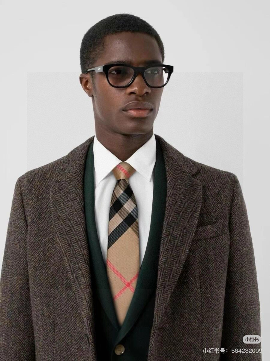 NO:372602,Burberry counter synchronous tie Burberry is a rare ideal choice for showing exquisite handcraftsmanship and fashion elegance. This silk tie made of B's ​​most iconic Vintage plaid and horse label is more elegant in the same tone technique. This allows men to fully demonstrate their personality. Top jacquard silk handmade custom tie, tie, burberry, real silk, ties19860909批巴宝莉专柜同步领带巴宝莉稀有展现精湛手工与时尚优雅的理想选择,这款采用B家最具标志性的Vintage格纹和马标制成的丝质领带,以同色调手法演绎的更显雅致风范.让男士可以充分展示自己个性.顶级提花真丝手工定制领带,领带,burberry,real silk,ties,accessory