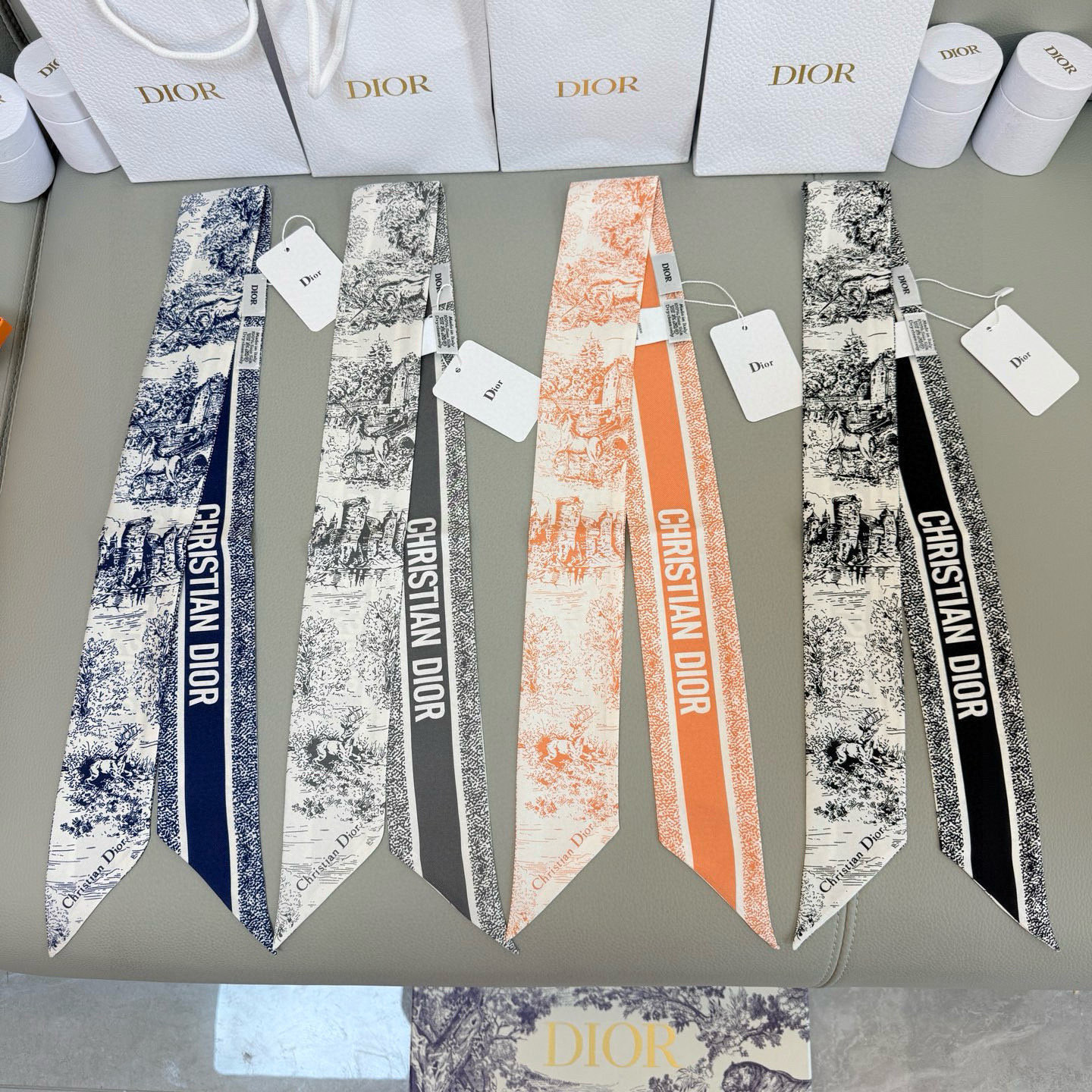 NO:379215,25 new spring scarf for dior, all the beautiful, and you can't choose it. The slender style is matched with a pointed design, and the style is classic and unique. The back is decorated with a contrasting 