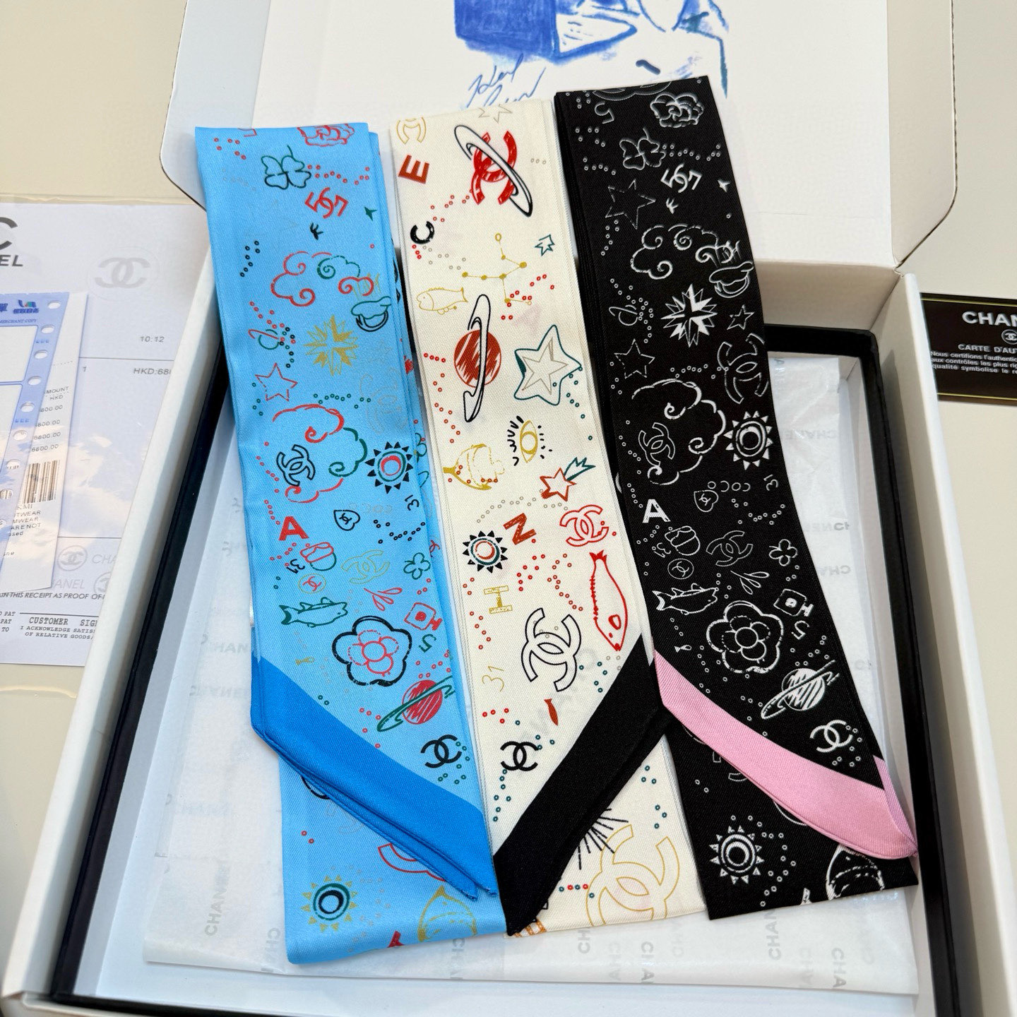 NO:379326,The chanel Twilly little scarf is here, Chanel Fish Point, a veritable little cute, everyone has three hands to see, I don’t stop me. N hasn’t seen such a beautiful twilly for a long time. It’s really fragrant, it’s a must-have artifact for concave shapes. The number is not a lot. It won’t always be useful. It’s very high, tied hair, tied bags, etc.... Unique, it’s better to be missing. Material: twill silk scarf, streamers, hair tied, chanel, chanel, real silk19860909批香奈儿Twilly小丝巾来了,Chanel 鱼儿波点,名副其实的小可爱, 人手三条闭眼收,我都不拦着 N久都没有见过这么好看的twilly 真的是真香本香了,凹造型必备神器 数量不是很多.也不会一直有 实用率贼高,绑头发,绑包包,等等等等… 独一无二,宁缺毋 材质:斜纹真丝丝巾,飘带，发束,chanel,chanel,real silk,accessory