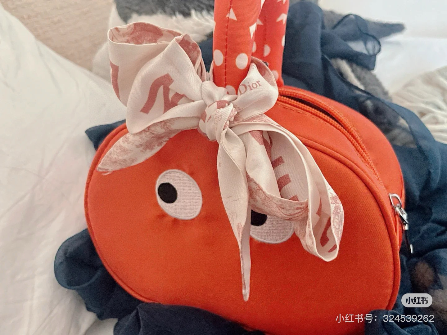 NO:379303,Dior Animal Series Scarfs are classic style, slender in shape, sharp corners on both ends, and a bar pattern of the CHRISTIAN DIOR logo on the back. The upper body effect is very good!  It’s so perfect if you just match it casually!  Streamers have super multi-purpose scarves, headbands, bag accessories, belts... etc., so on, super easy to control. Summer clothes, winter bags, top silk shine, super strong and exquisite. This is really something you must buy [6X105cm, silk double-layer double-sided] scarves, streamers, hair tie, dior, dior, real silk19860909批 Dior迪奥动物系列丝巾 款式经典,造型修长,两端尖角设计,背面饰以对比鲜明的CHRISTIAN DIOR标志条形图案. 上身效果非常赞！随意一搭就是那么完美！飘带有超多用途领巾、发带、包包配饰、腰带.....等等等等,超好驾驭 夏季配衣服 冬季配包包 顶级真丝光泽感超级强 精美无比 ,这款真的是一定要入手的【6X105cm,真丝双层双面】丝巾,飘带，发束,dior,dior,real silk,accessory