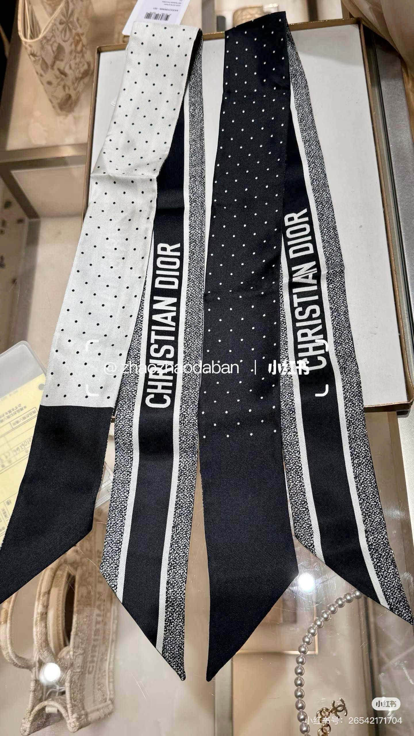 NO:379164,Dior twilly scarf, polka dot black. The style is classic, the shape is slender, the two ends are sharp corners, and the back is decorated with a bar pattern of the CHRISTIAN DIOR logo. The upper body effect is very good!  It’s so perfect if you just match it casually!  Streamers have super multi-purpose scarves, headbands, bag accessories, belts... etc., which are super easy to control. Summer clothes, winter bags, top silk shine, super strong and exquisite. This is really a must-have for purchase. Silk scarves, streamers, hair tie, dior, dior, real silk19860909批Dior迪奥twilly丝巾,波点黑色 款式经典,造型修长,两端尖角设计,背面饰以对比鲜明的CHRISTIAN DIOR标志条形图案. 上身效果非常赞！随意一搭就是那么完美！飘带有超多用途领巾、发带、包包配饰、腰带.....等等等等,超好驾驭 夏季配衣服 冬季配包包 顶级真丝光泽感超级强 精美无比 ,这款真的是一定要入手的 丝巾,飘带，发束,dior,dior,real silk,accessory
