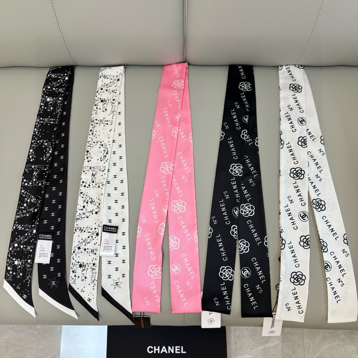 NO:379174,50 40C new small scarf｜Star splicing letters black double-sided small scarf [Grass R] Front letters Double C logo [Self-photo R] Front letters are made up of stars and combined with mulberry silk *6cm scarf, streamers, hair tie, chanel19860909批50 40C新款小丝巾｜星星拼接字母款 黑色双面小丝巾[种草R]  正面字母 背面双c logo[自拍R] 正面的Chanel的字母都是由星星点缀组合而成  桑蚕丝 *6cm 丝巾,飘带，发束,chanel,accessory