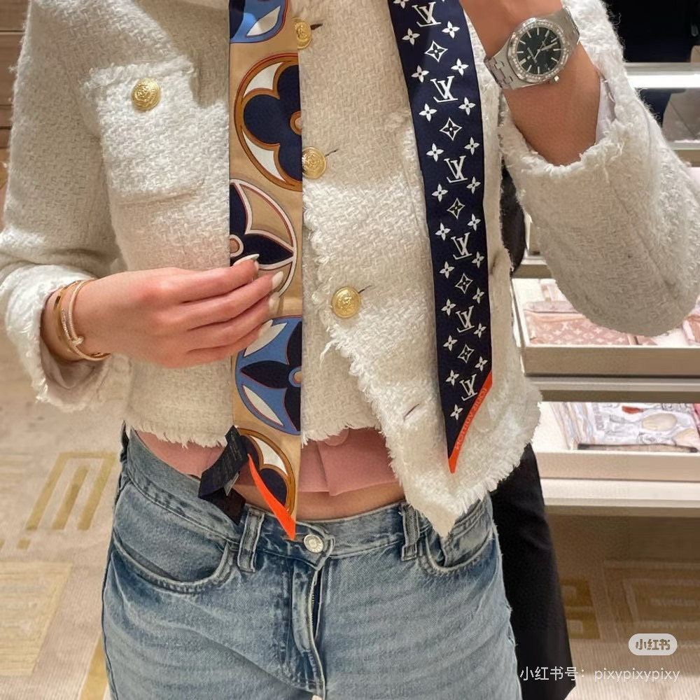 NO:379179,18 Mmillion twill material, long scarf twilly hairband, black and white four-leaf flower 120x5cm A magical hairband, tying bag, tied hair ♀ As a bracelet ♀ Whether paired with summer skirts or winter sweater coats, etc. Whether it is a live broadcast of internet celebrities or Douyin street photography, this hairband is everywhere. Some people say that if a woman does not have a hairband that suits her, it has nothing to do with fashion trends...Scarves, streamers, hairbands, louis vuitton, louis vuitton, louis vuitton, louis vuitton, skirts, sweaters, real silk19860909批Lv驴家真丝 18姆米重磅斜纹材质, 长条丝巾twilly束发带 黑白四叶花 120x5cm 一条神奇的束发带 绑包包,绑头发 ♀当手环 ♀无论是搭配夏天的裙子还是冬季的毛衣大衣等 无论是网红直播还是抖音街拍,这款束发带都无处不在 竟有人说如果一个女人没有一条适合自己的束发带就与时尚潮流都完全无关了……丝巾,飘带，发束,louis vuitton,louis vuitton,louis vuitton,skirts,sweaters,real silk,accessory