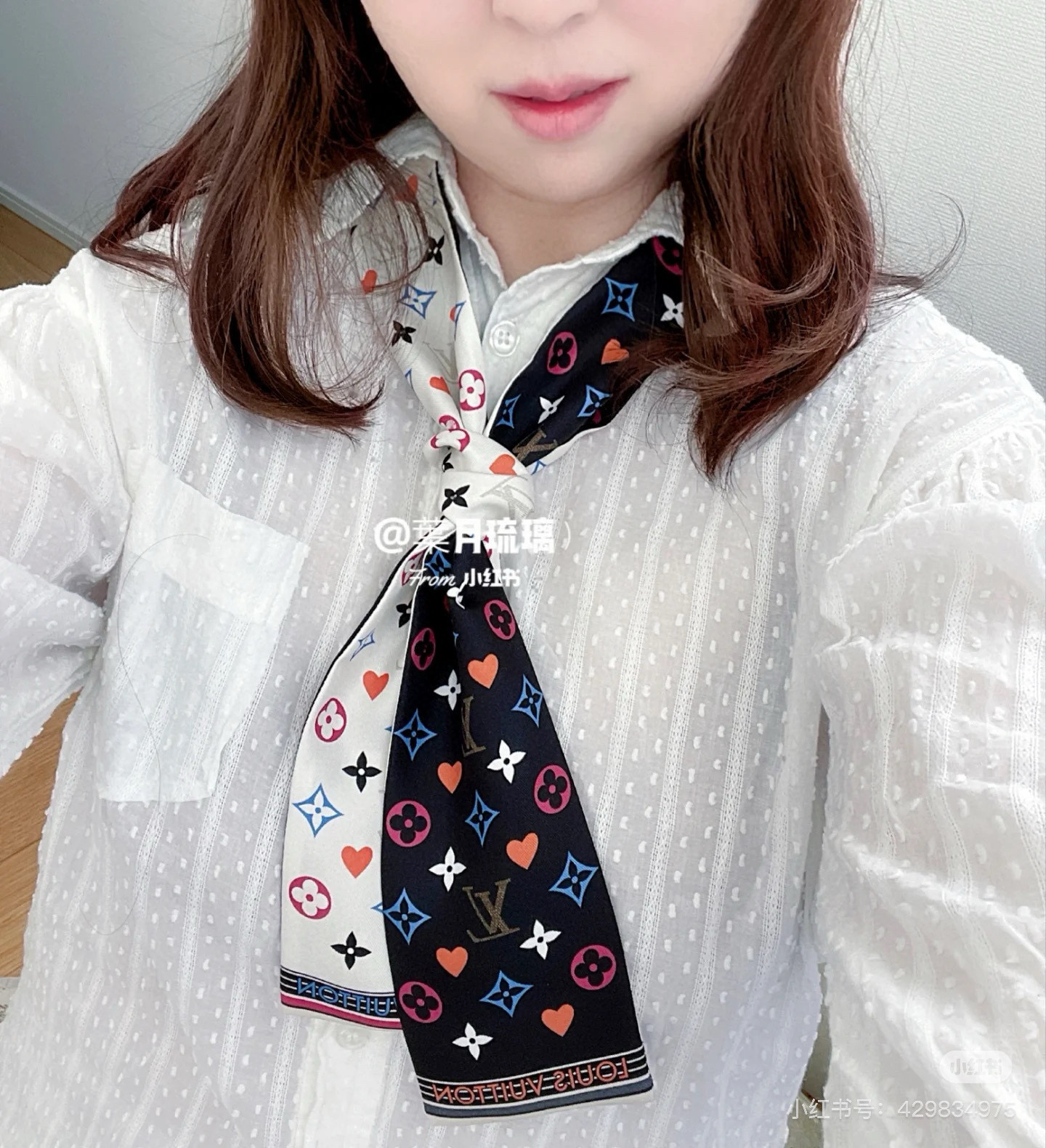 NO:379156,45 Louis Vuitton v-Twilly hairband v-Twilly hairband, early spring series m2919# In this hairband, Monogram patterns are also influenced by the unrestrained nature of the card game world. They break through restrictions and rejuvenate new looks. Freely exudes colors!  Material: Silk, 120x8cm super multi-purpose scarf, headband, bag accessories, belt... etc., etc., super easy to control. Summer clothes and bags] Top silk is super strong and exquisite. This is really something you must buy [Silk Double-layer Double-sided] 8*120CM..Scarf, streamers, hair tie, louis vuitton, real silk19860909批45路易威登v-Twilly束发带 v-Twilly束发带 ,早春系列m2919# 在本款束发带中,Monogram 纹同时亦受纸牌游戏世界无拘无束的天性影响.饰突破限制,焕现新颜.自由挥洒色彩！材质 真丝,120x8cm超多用途领巾、发带、包包配饰、腰带.....等等等等,超好驾驭 夏季配衣服 配包包】顶级真丝光泽感超级强 精美无比 ,这款真的是一定要入手的【真丝双层双面】8*120CM..丝巾,飘带，发束,louis vuitton,real silk,accessory