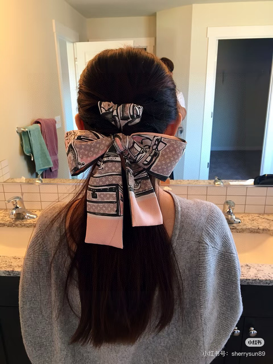 NO:379161,LV Twilly vacation series small silk scarf [Baji R] Material silk twill 120.0×8.0cm The pattern on it is piled up with many LV travel bags, the reverse is light pink [Flying Kiss R] I want to go on vacation... Haha, on the beach I like a good-to-use scarf strap, many usages, I casually tied it up (Figure 2) Ignore my messy hair [Shy R] Tie it on the neck or wrist, a must-have for taking photos when traveling and taking photos. It can also be used to decorate bags and tying handles. Many classic presbyterian bags like LV, their hand parts are made of vegetable tanned leather, which is very easy to discolor and watermark, and it is basically difficult to remedy once it is dirty, so tying a scarf can be perfectly solved [Deyi R] silk scarf, streamers, hair tie, louis vuitton, real silk19860909批LV Twilly度假系列小丝巾[吧唧R] 材质真丝斜纹绸 120.0×8.0cm 它上面的图案就是很多LV旅行箱包堆起来,反面是淡粉色[飞吻R]看着就想去度假了…哈哈在沙滩边 很喜欢好用的一款丝巾绑带,很多用法,我随便绑了下拍的(图2)忽略我凌乱的头发[害羞R] 系在脖子或者手腕上,出去旅行拍照必备 也可以用来装饰包包,绑包柄 像LV很多款经典老花包,它们的手提部分是植鞣革材质的,非常容易变色、沾水印,而且一旦脏了基本很难补救,所以绑个丝巾就可以完美解决[得意R]丝巾,飘带，发束,louis vuitton,real silk,accessory