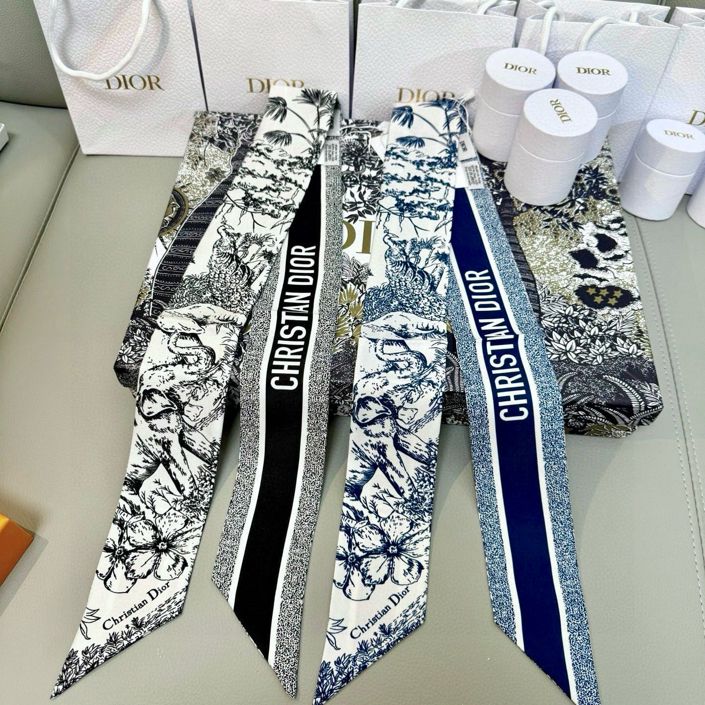 NO:379194,Dior twilly scarf, jungle elephant. The style is classic, slender, sharp corners on both ends, and the back is decorated with a contrasting CHRISTIAN DIOR logo bar pattern. The upper body effect is very good!  It’s so perfect if you just match it casually!  Streamers have super multi-purpose scarves, headbands, bag accessories, belts... etc., which are super easy to control. Summer clothes. Winter bag scarves, streamers, hair tie, dior, dior19860909批Dior迪奥twilly丝巾,丛林大象 款式经典,造型修长,两端尖角设计,背面饰以对比鲜明的CHRISTIAN DIOR标志条形图案. 上身效果非常赞！随意一搭就是那么完美！飘带有超多用途领巾、发带、包包配饰、腰带.....等等等等,超好驾驭 夏季配衣服 冬季配包包丝巾,飘带，发束,dior,dior,accessory