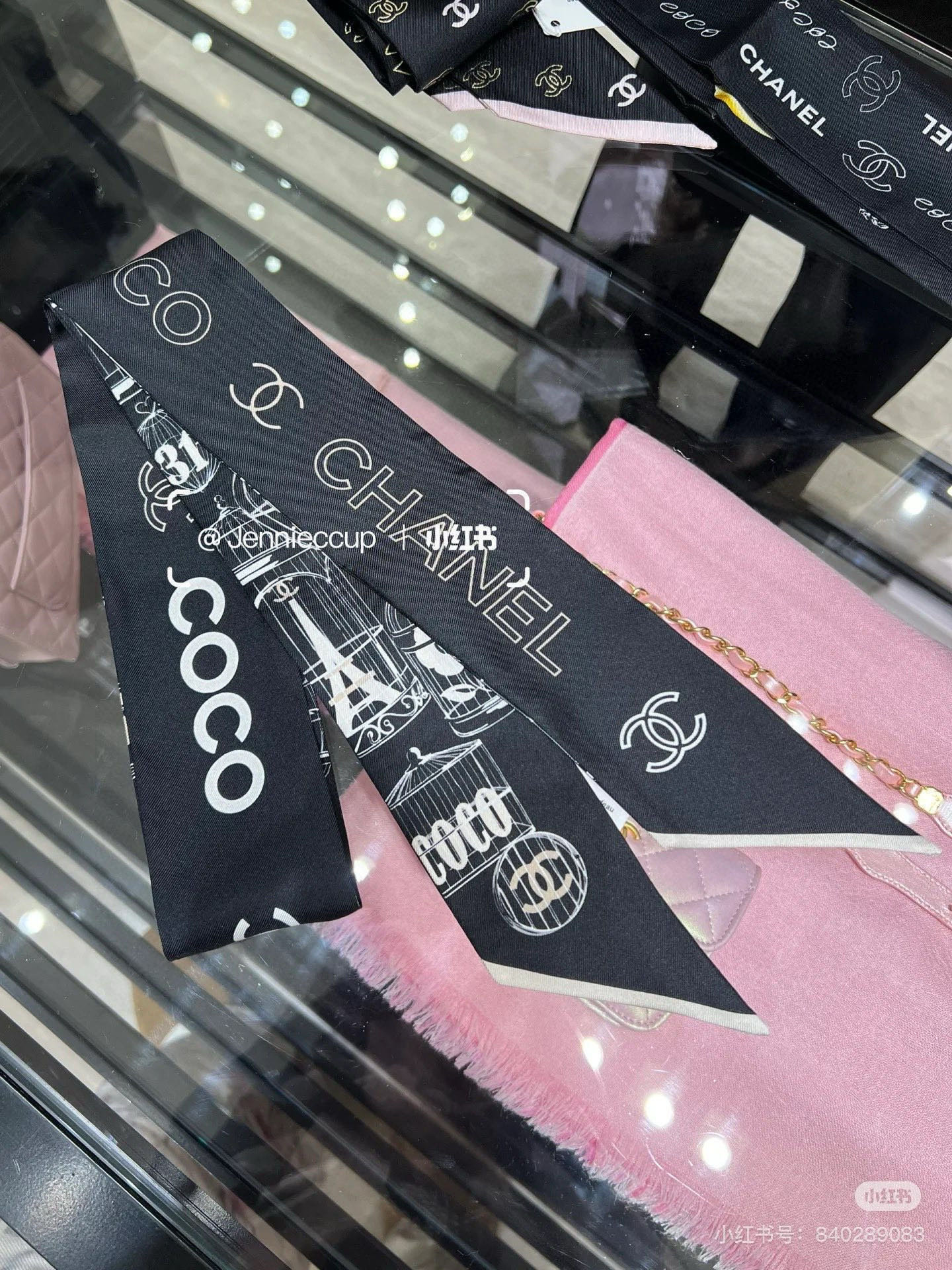 NO:379209,Here comes again. New products are here again. It looks so good every time. Chanel Twilly, LV little scarf is here. Chanel birdcage gathering. It is a real cute little, everyone has three hands to see it. I haven't stopped him. N hasn't seen such a beautiful twilly for a long time. It's really fragrant. It's a must-have artifact for concave shapes. The number is not many. It won't always be available. It's very practical, tied hair, tied bags, etc... Unique, it's better to be missing. Material: Twill silk Size 120/6cm silk scarf, streamers, hair tied, chanel, chanel, louis vuitton, real silk19860909又来啦 新品又来了 每次都这么好看 香奈儿Twilly,LV小丝巾来了,Chanel 鸟笼集会,名副其实的小可爱, 人手三条闭眼收,我都不拦着 N久都没有见过这么好看的twilly 真的是真香本香了,凹造型必备神器 数量不是很多.也不会一直有 实用率贼高,绑头发,绑包包,等等等等… 独一无二,宁缺毋 材质:斜纹真丝 尺寸120/6cm丝巾,飘带，发束,chanel,chanel,louis vuitton,real silk,accessory