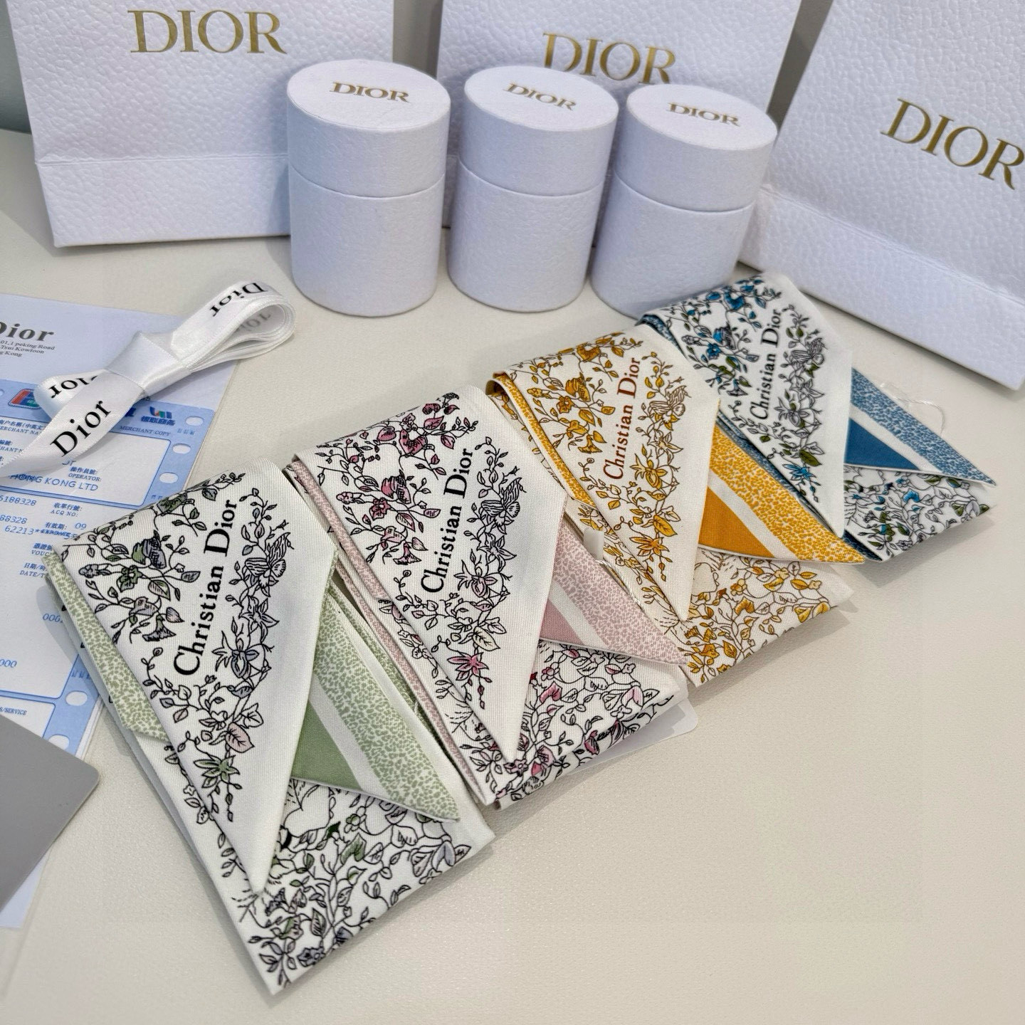 NO:379218,Batch Christian Dior logo jacquard strips Streamers Available in a variety of stylish looks, whether tied to the neck, wrist or handbag, is the ideal finishing touch, paired with other Butterfly Around The World items for matching look. White Past Pink Butterfly Around The World Pattern Back is decorated with contrasting Christian Dior logo jacquard strips Sharp ends Designed Mulberry Silk Made in Italy This Mitzah scarf is carefully crafted from white mulberry twill fabric, decorated with a light pink by Pietro Ruffo Butterfly Around The World  Patterns highlight the classic scarves, streamers, hair bundles, dior19860909批 Christian Dior 标志提花条形图案 飘带 可与各种时尚造型搭配,无论系在颈部、手腕或手袋上,都是理想的点睛之笔,可与其他 Butterfly Around The World 单品搭配,打造配套造型. 白色面料淡粉色 Butterfly Around The World 图案 背面饰以对比鲜明的 Christian Dior 标志提花条形图案 两端尖角设计 桑蚕丝 意大利制造 这款 Mitzah 丝巾采用白色桑蚕丝斜纹面料精心制作,饰以彼得罗·鲁福 (Pietro Ruffo) 设计的淡粉色 Butterfly Around The World 图案,突显该系列经典丝巾,飘带，发束,dior,accessory