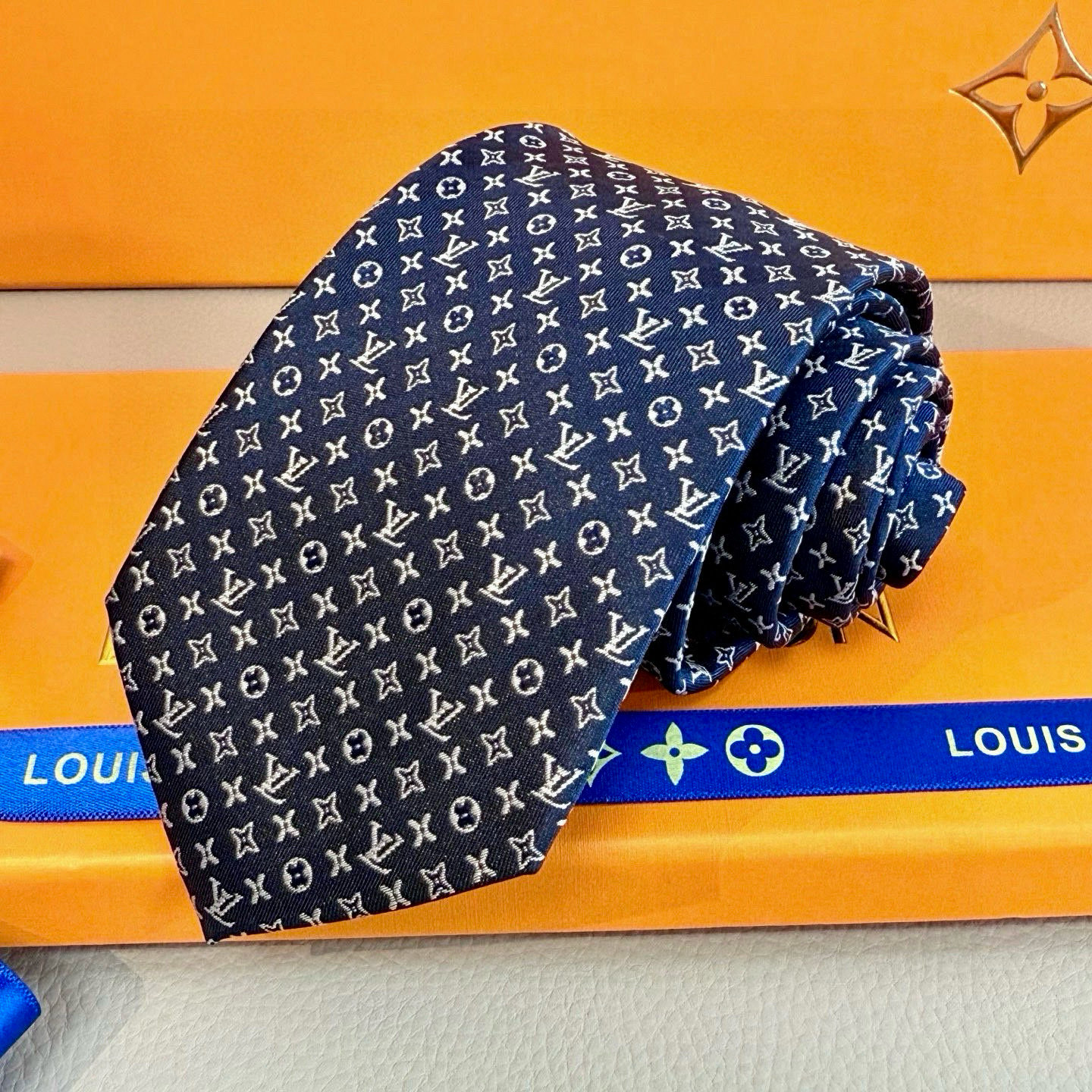 特价💰男士领带系列【L标识花纹领带】👔👔，稀有😻😻Monogram Classic领带将经典路易威登风格