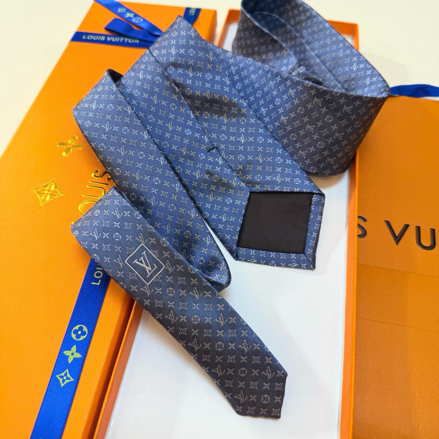 特价💰男士领带系列【L标识花纹领带】👔👔，稀有😻😻Monogram Classic领带将经典路易威登风格