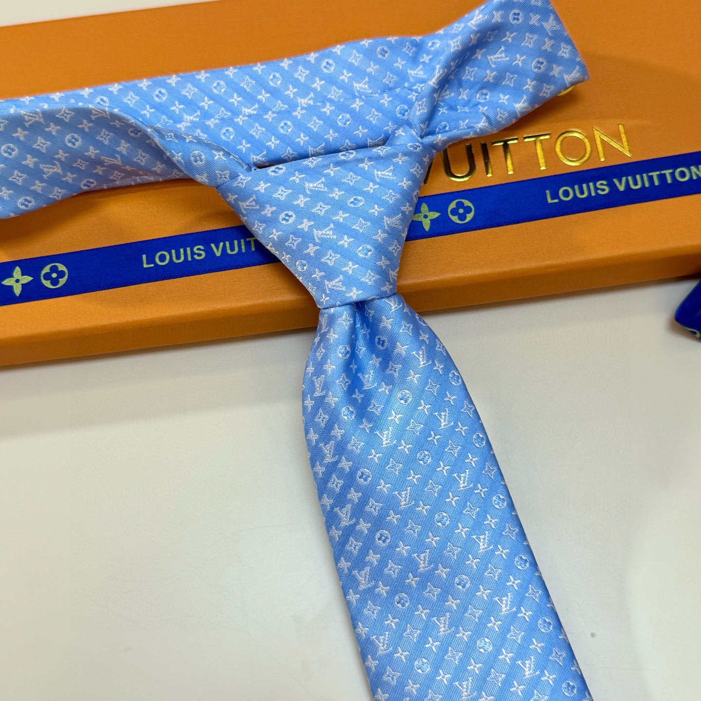 特价💰男士领带系列【L标识花纹领带】👔👔，稀有😻😻Monogram Classic领带将经典路易威登风格