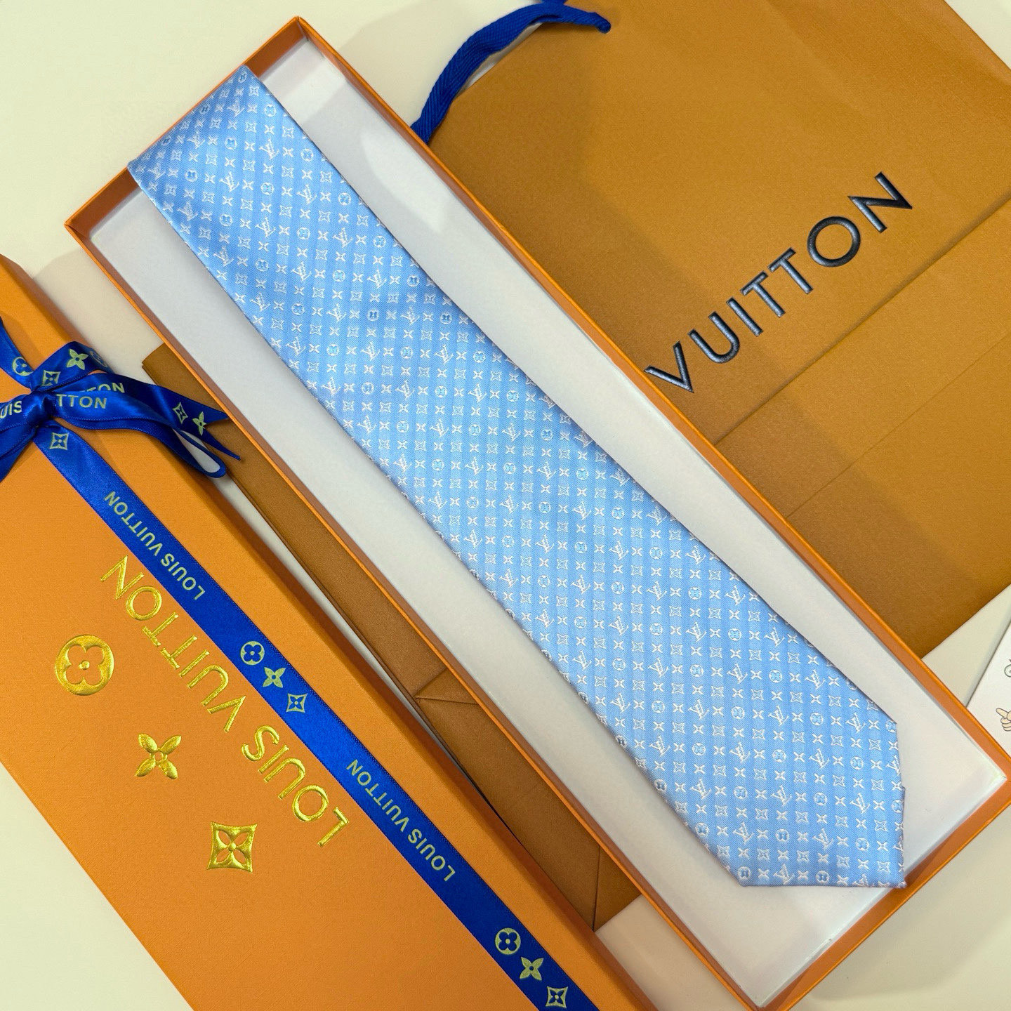 特价💰男士领带系列【L标识花纹领带】👔👔，稀有😻😻Monogram Classic领带将经典路易威登风格