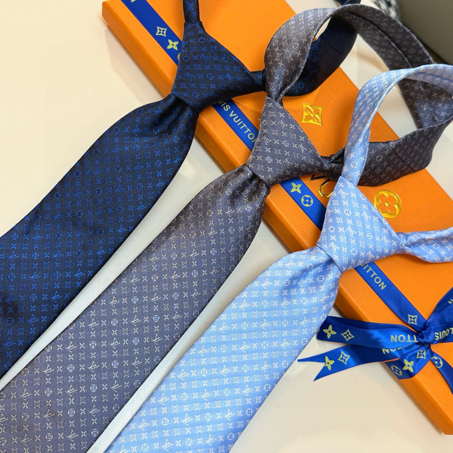 特价💰男士领带系列【L标识花纹领带】👔👔，稀有😻😻Monogram Classic领带将经典路易威登风格
