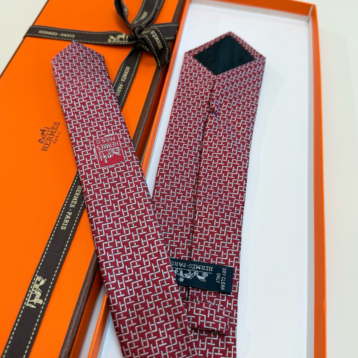 特价💰男士新款领带系列【H趣味迷宫领带】爱马仕每年都有一千条不同印花的领带面世，从最初的多以几何图案表现