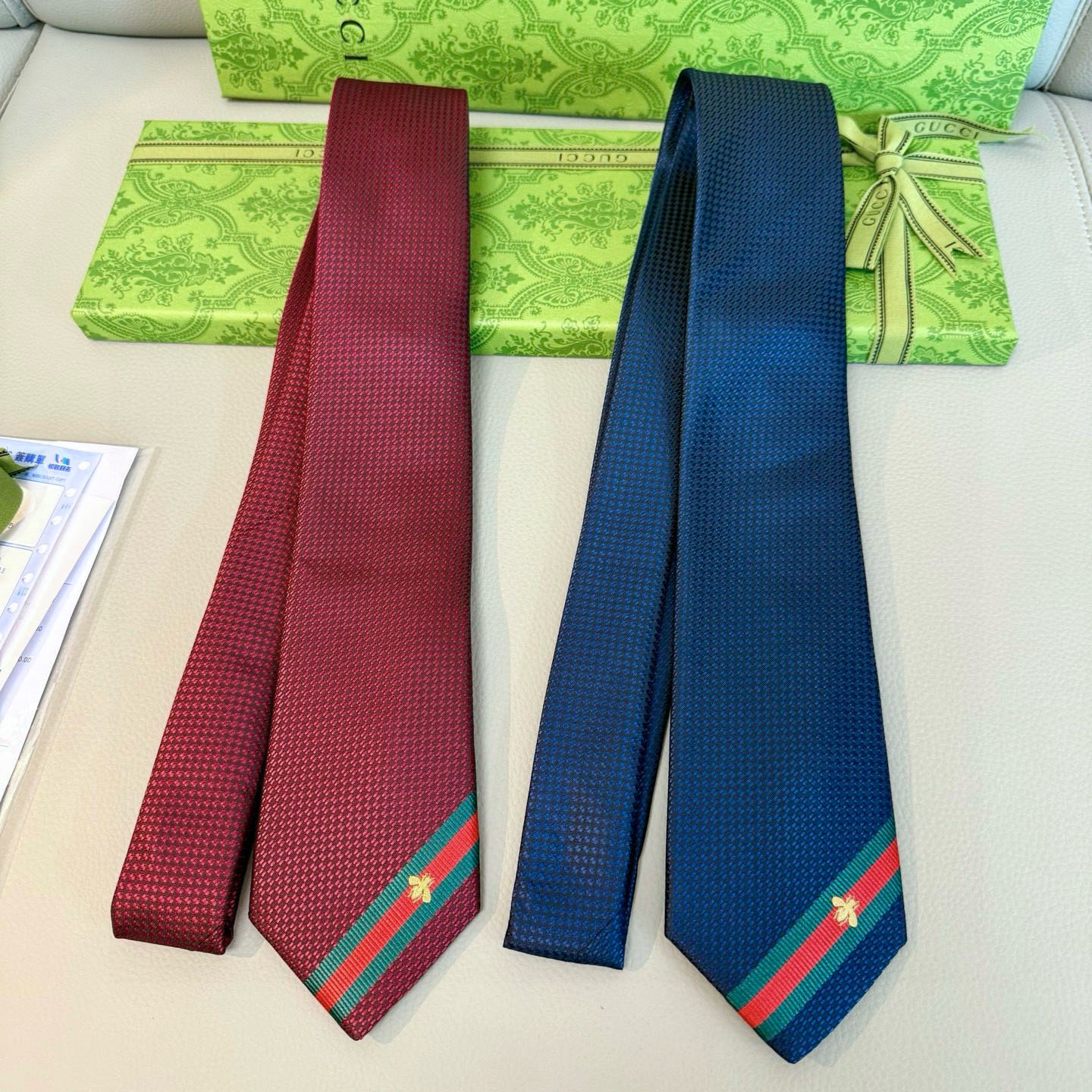 特价💰Gucci家这款小蜜蜂真的很吸睛！看了就爱上
而且搭配蓝色西服 超级好看了
比其他款式都年轻耐看更