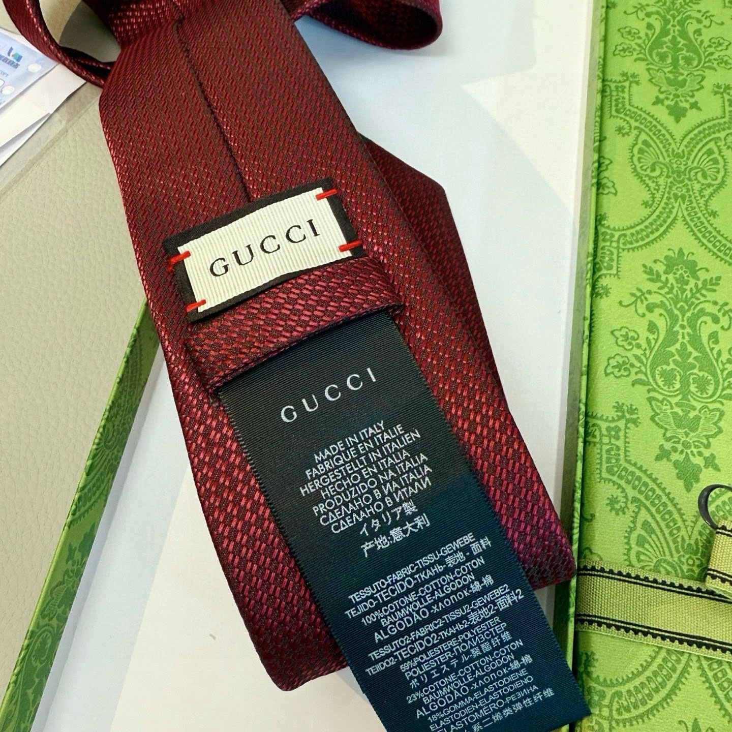 特价💰Gucci家这款小蜜蜂真的很吸睛！看了就爱上
而且搭配蓝色西服 超级好看了
比其他款式都年轻耐看更